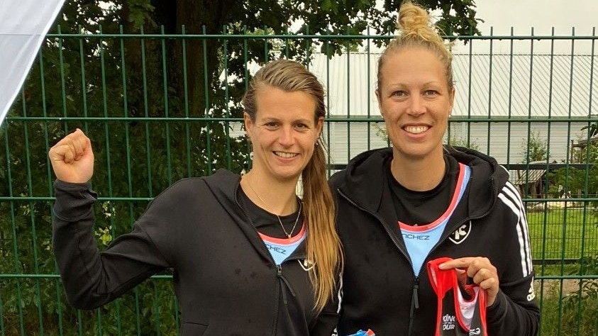 So sehen Siegerinnen aus: Nina Deepen (links) und Katharina Rathkamp gewannen das Turnier der Hamburger Meisterschaften. Deepen triumphierte zudem im Mixedwettbewerb. Foto: privat