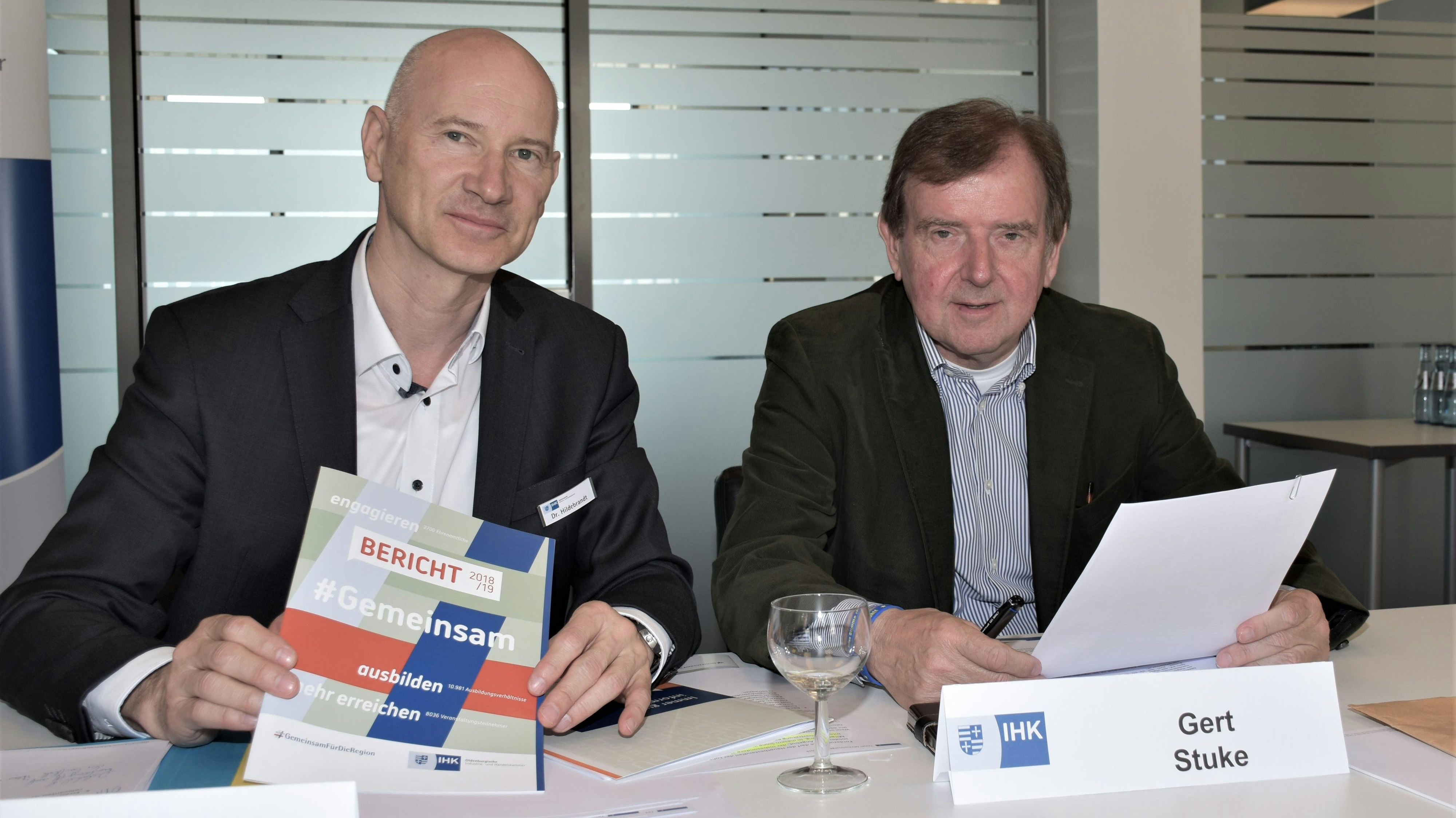 Werben für die IHK-Wahlen: Noch-Präsident Gert Stuke (rechts) und Hauptgeschäftsführer Dr. Thomas Hildebrandt; das Bild ist ein Archivfoto. Archivfoto: Kühn