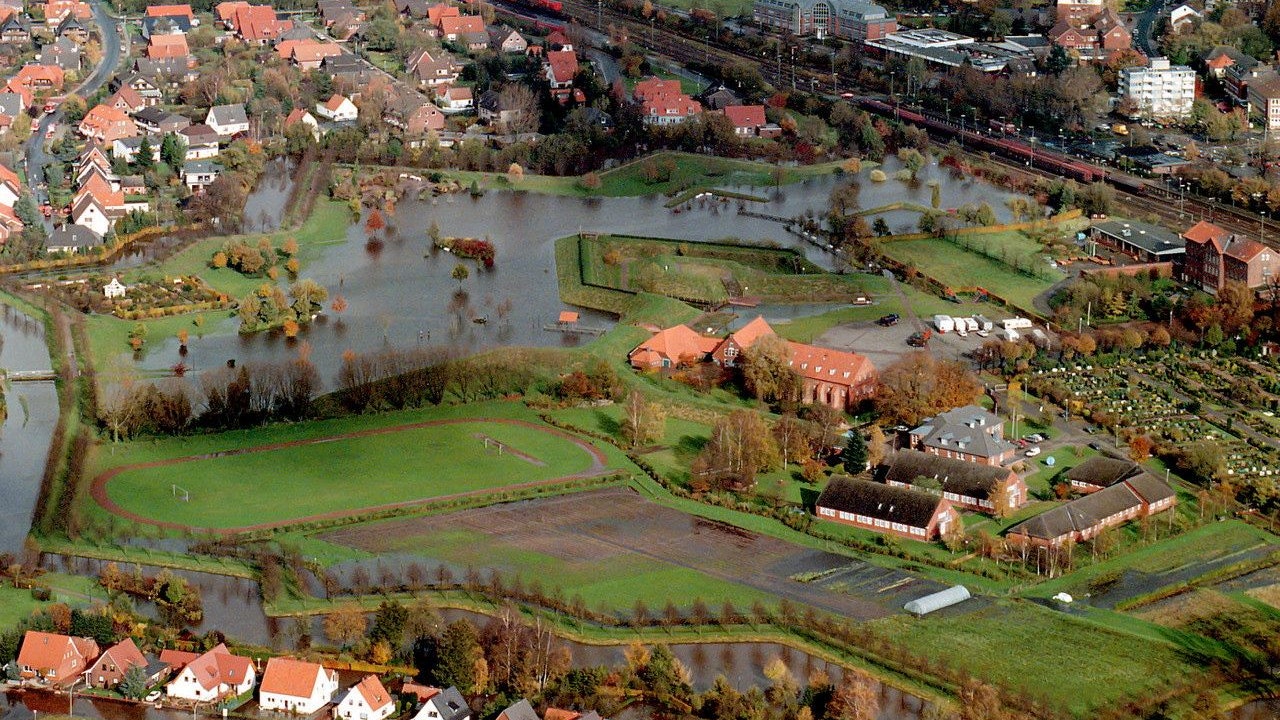 Land unter in Vechta: Die Aufnahme vom Oktober 1998 zeigt, wie Teile der Stadt überschwemmt sind. Archivfoto: Kokenge