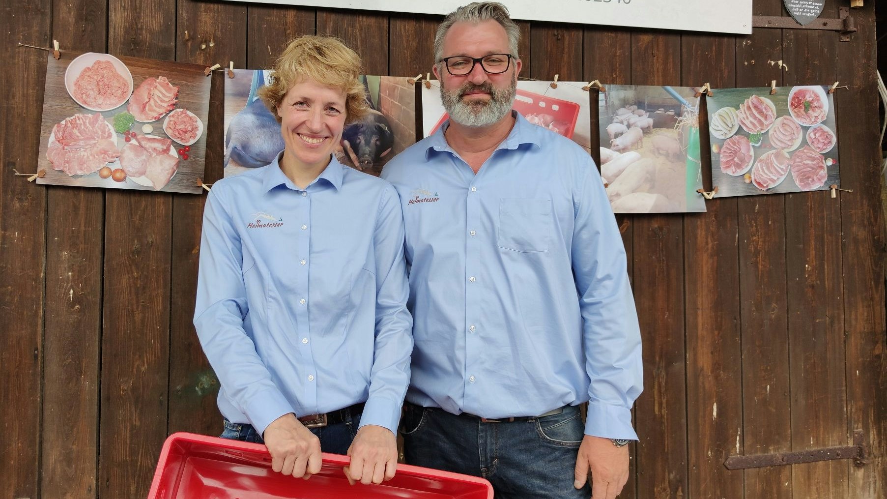 Anne Böckmann und Christian Wehe bieten in Damme ihr Fleisch direkt ab Hof an. Foto: Röttgers
