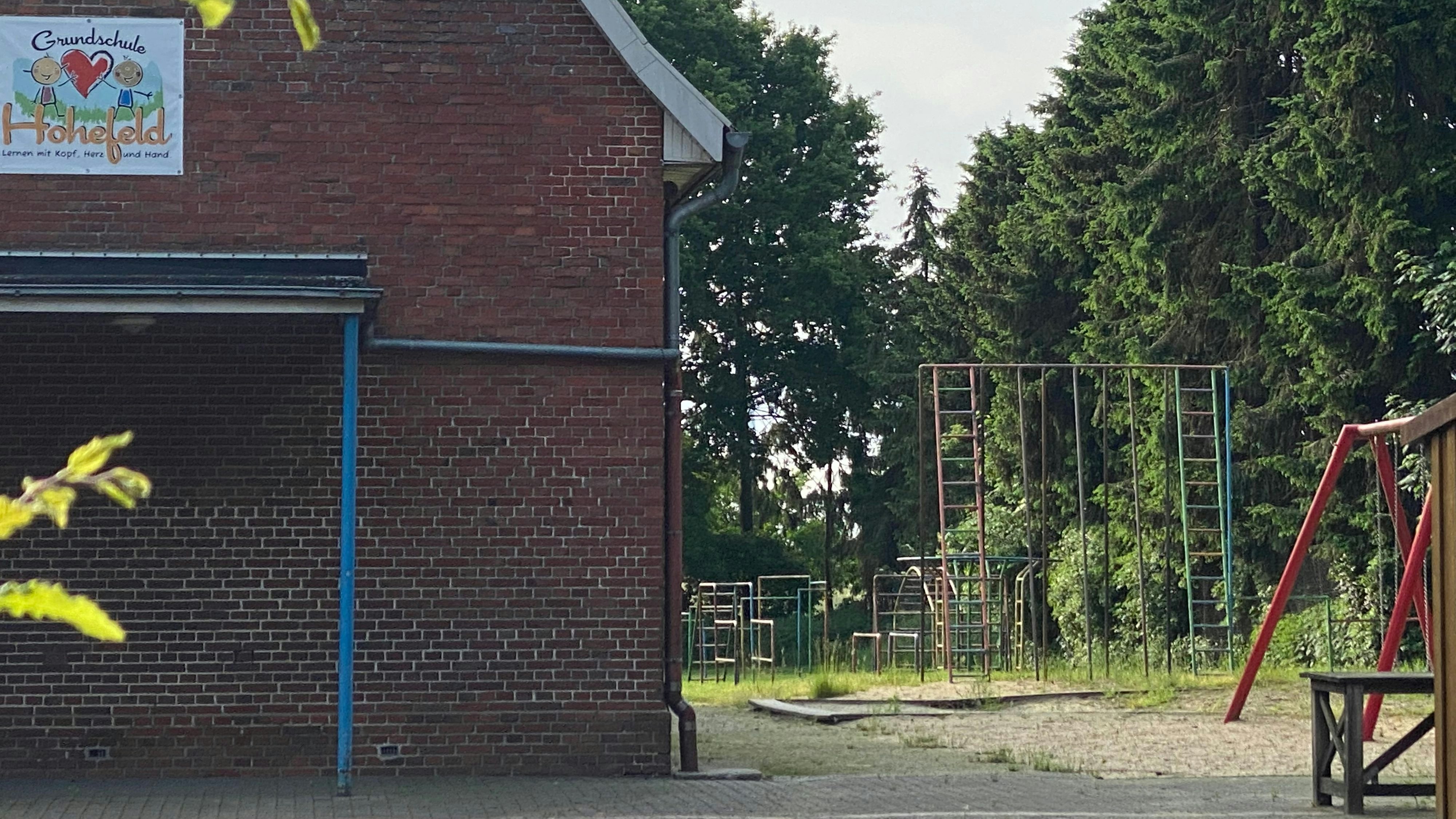 Verlassen: Das Schulgebäude steht leer, auch der Spielplatz kann seit ein paar Wochen nicht mehr genutzt werden. Foto: Wimberg