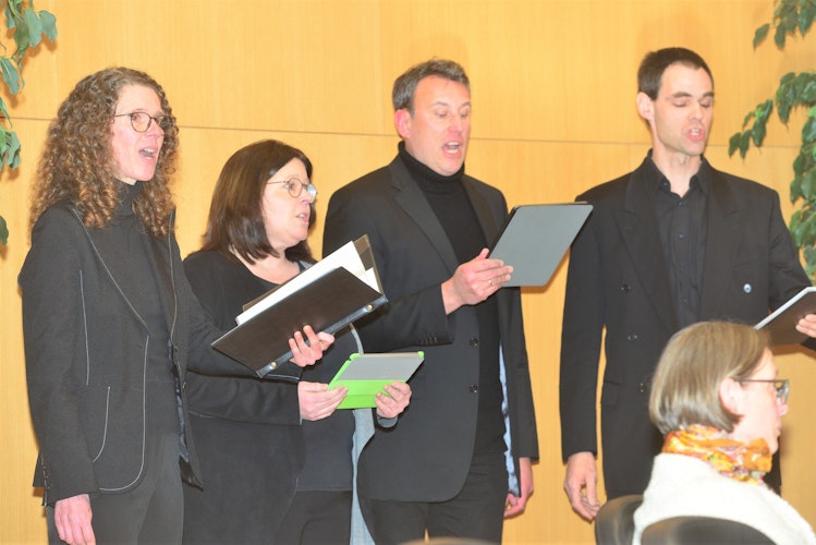 Die Gesangsgruppe Viertakter“: Bewegende Lieder trugen (von links) Katharina Abeln, Petra Ellmann-Sieverding, Niklas Bäumer und Josef Schürmann vor. Foto: Heidkamp