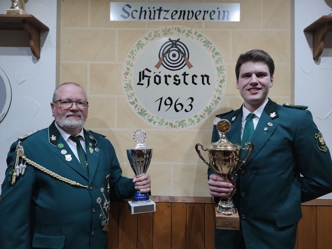 Ein Pokal für die Besten: Seniorenmeister Uwe Knollenberg (links) und Herrenmeister Jan-Heinrich Droste. Foto: Röttgers