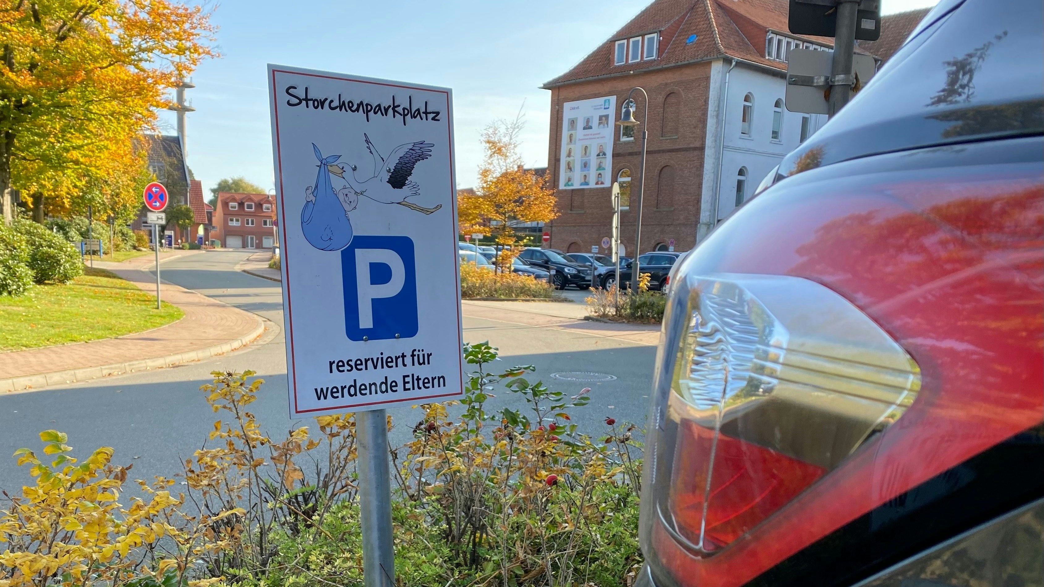 Noch gibt es ihn und noch ist er besetzt: der "Storchenparkplatz" für werdende Eltern am St.-Marien-Hospital Friesoythe. Foto: Wimberg