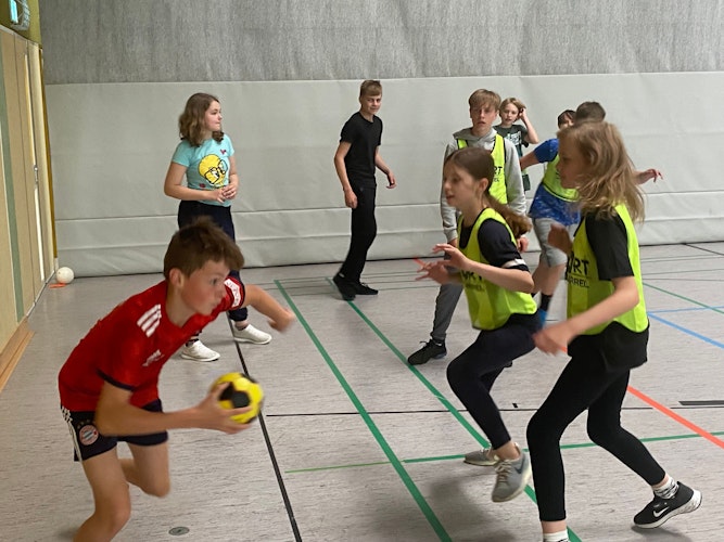 Parteiball: Zwei Mannschaften trainierten in der Halle am Großer Kamp das Passspiel. Foto: Wimberg