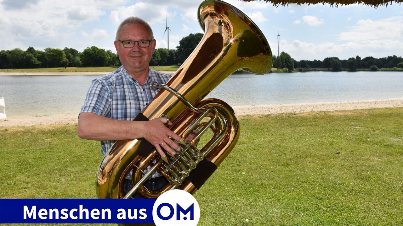 Mit der Tuba vor idyllischer Kulisse: Hubert Wilkens fühlt sich am Hartensbergsee sehr wohl und ist leidenschaftlicher Blasmusiker. Foto: Klöker