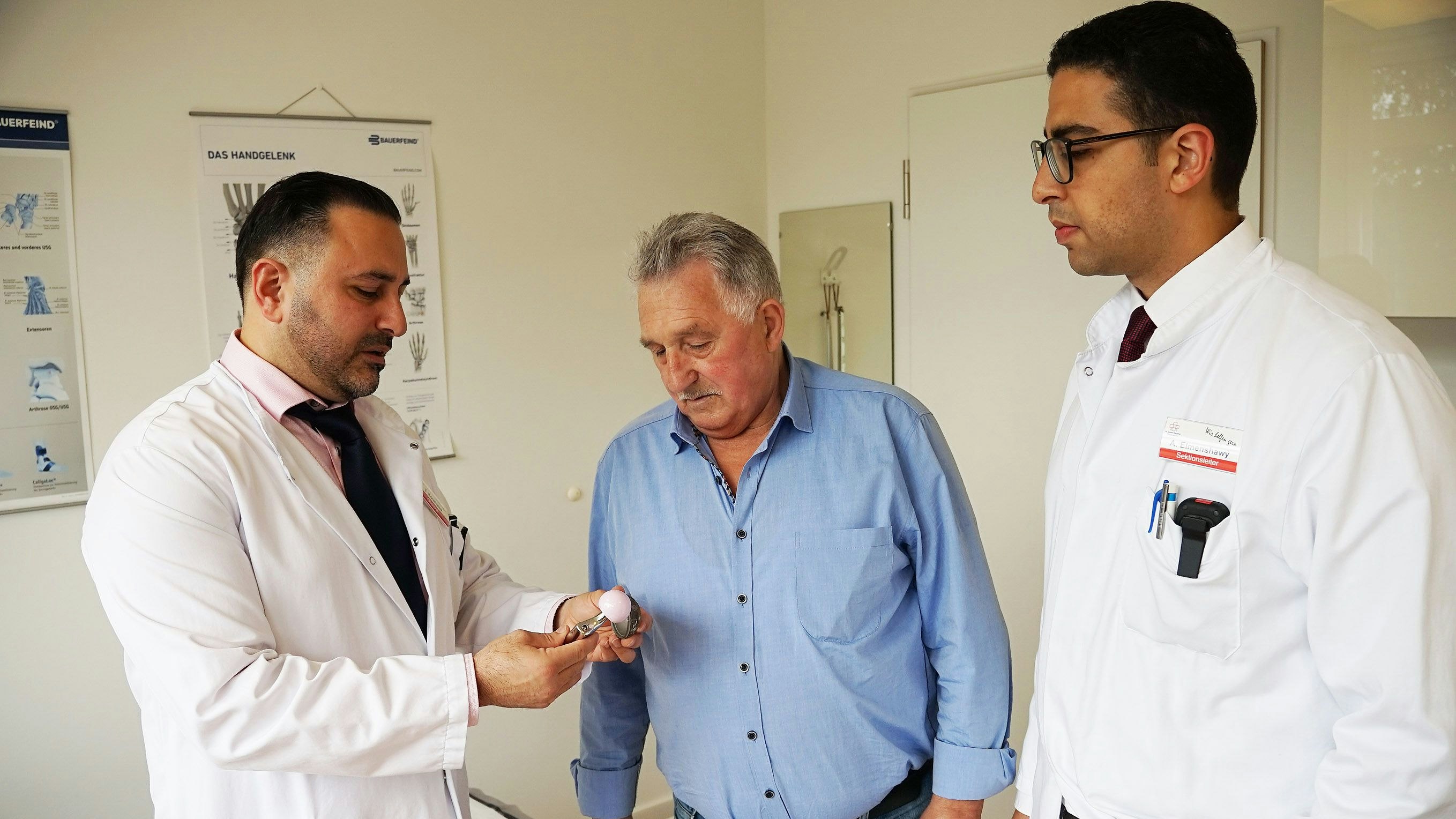 So geht's: Alfons Brengelmann (Mitte) hat ein künstliches Hüftgelenk bekommen. Darüber spricht er mit Leitendem Oberarzt Tareq Soumma (links) und Oberarzt Ahmed Elmenshawy. Foto: Meier
