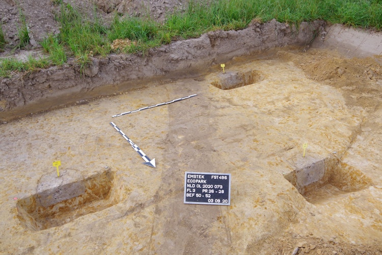 Ausgrabungen in Emsteker Ecopark: Zu sehen sind Graben und Pfosten eines Gebäudes im Profil. Foto: Denkmal3D
