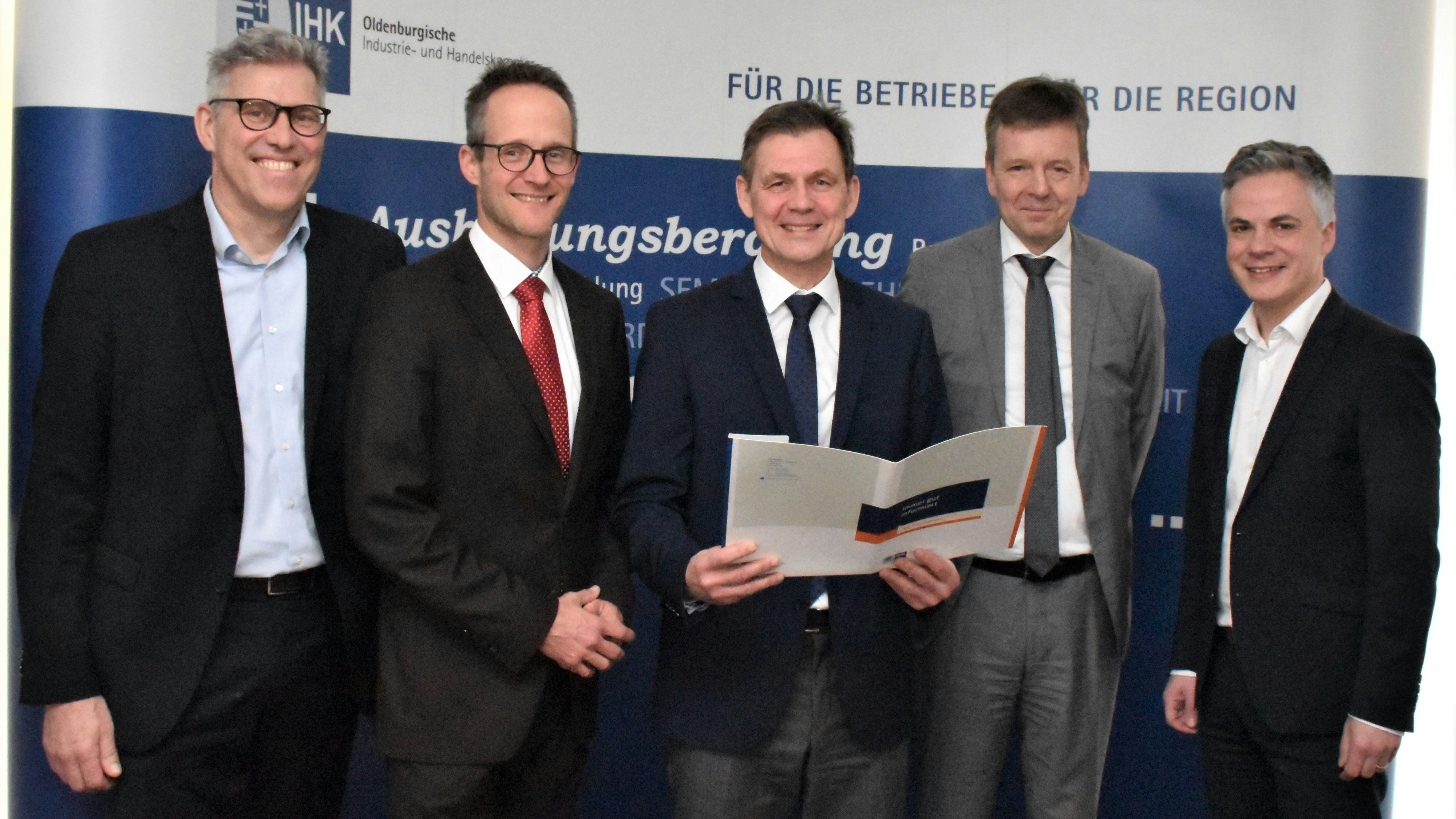 IHK-Präsident Jan Müller (Mitte) präsentierte die 2022er-Zahlen gemeinsam mit&nbsp; (von links) Stefan Bünting, Björn Schaeper, Dr. Torsten Slink (Hauptgeschäftsführer) und Felix Jahn. Foto: Kühn