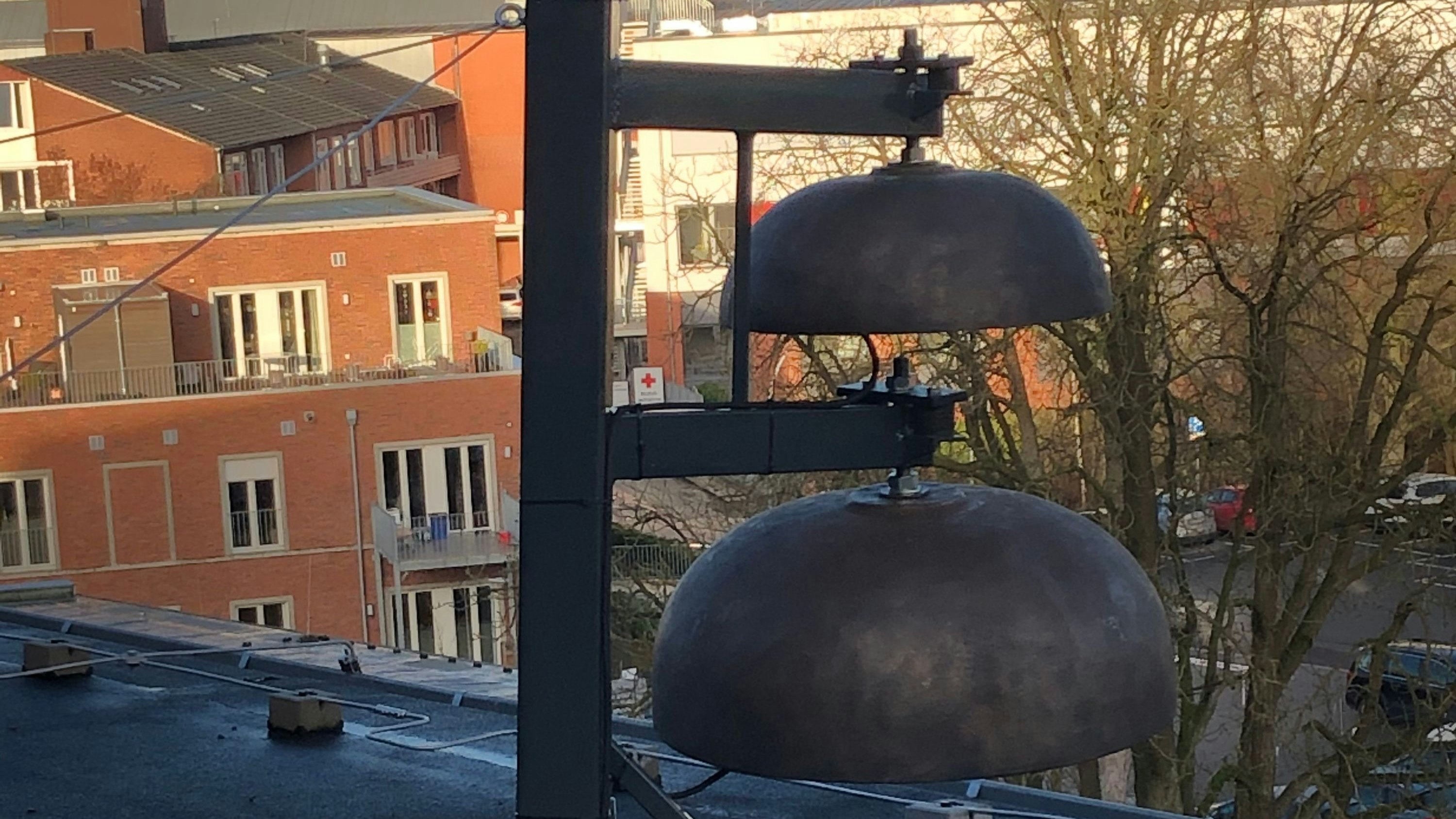 Wieder in Betrieb: Die alte Glocke auf dem Dach des Gymnasium Antonianum ist mit Spenden repariert worden. Foto: Jan Finkeldey