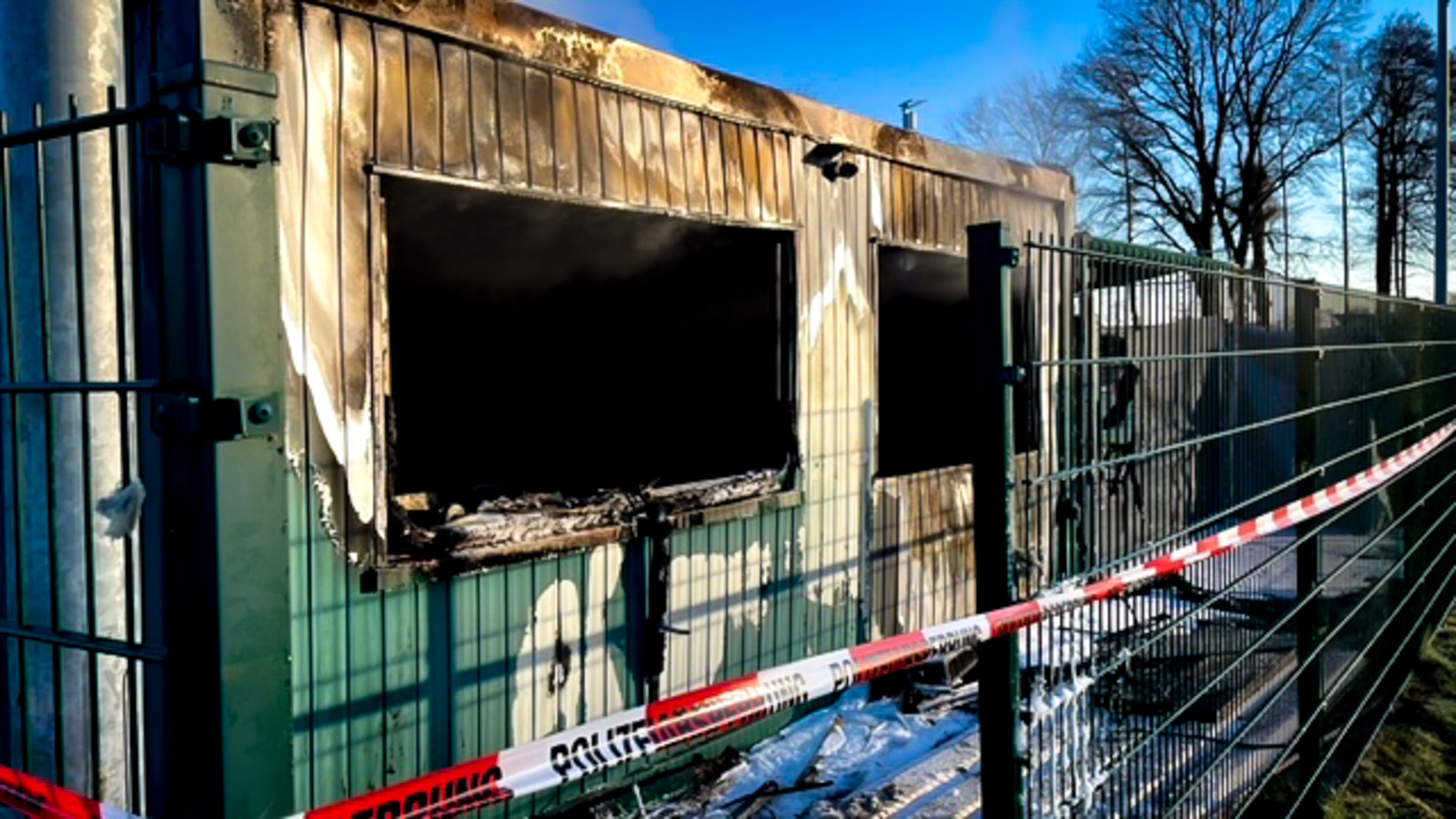 Wieder völlig zerstört: Das Vereinsheim des FC Klipper in Telbrake. Foto: Berndt