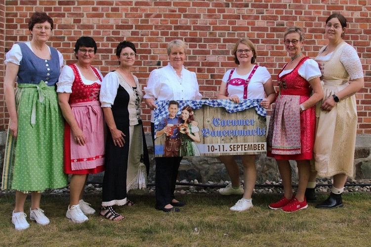 Ozapft is (von links): Birgitt Neubert, Conny Kalkhoff, Gaby Böckmann, Hildegard Ostendorf, Marion Heitmann, Annette Fangmann und Lisa Fangmann organisieren den Carumer Bauernmarkt. Foto: privat