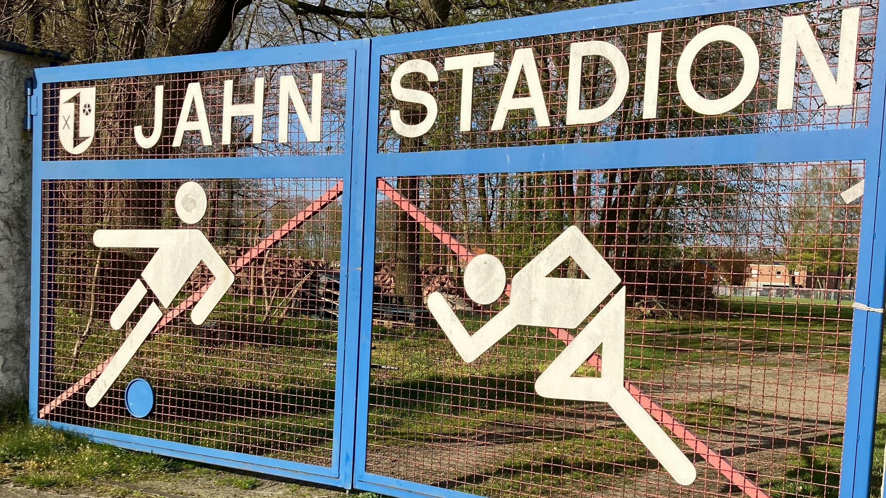 Hinter diesen Toren herrscht Stillstand: Das Dinklager Jahnstadion. Foto: Lünsmann