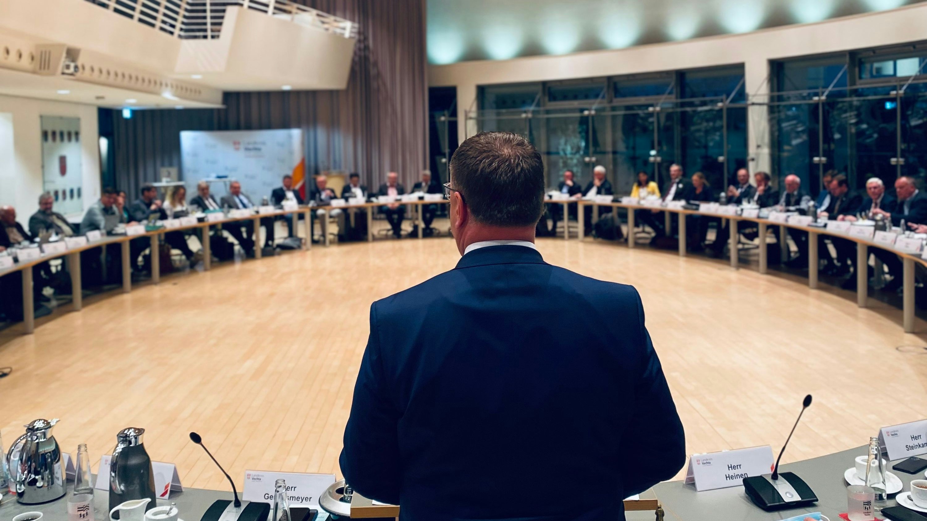 Die erste Sitzung: Der neue Kreistag hört den Ausführungen des neuen Landrats Tobias Gerdesmeyer (CDU) während seiner Antrittsrede zu. Foto: Landkreis Vechta/Dorgelo