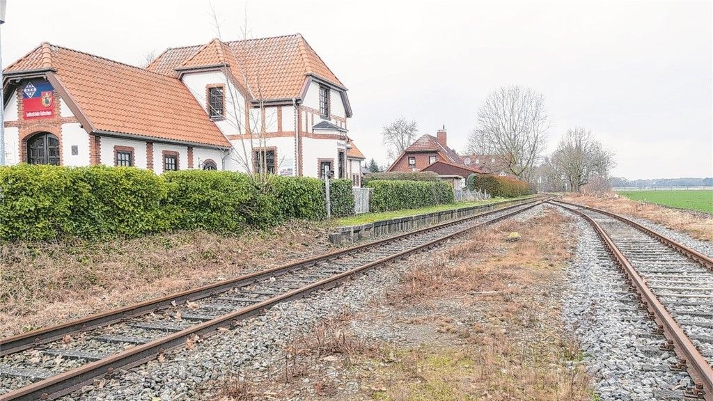 Der ehemalige Bahnhof in Scharrel: Dort könnte wieder ein Haltepunkt entstehen.&nbsp; Foto: Kruse