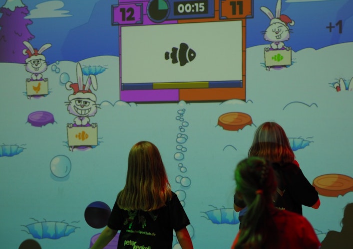 Voller Einsatz: Diese Kinder haben Spaß an der interaktiven Wand Lü. Foto: TVD
