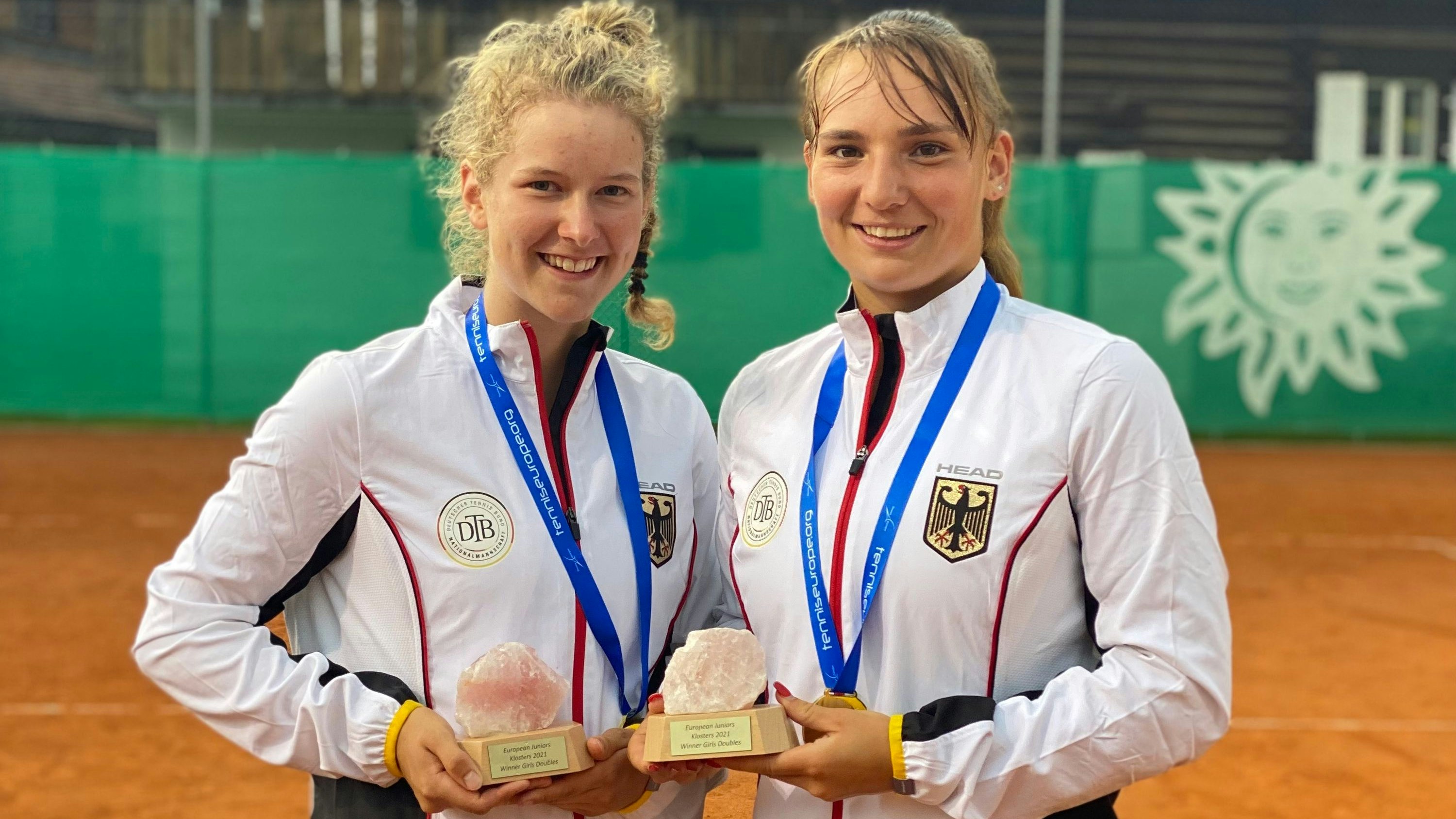 An Nummer 3 gesetzt – und am Ende die Nummer eins: Julia Middendorf (links) und Mara Guth gewannen Gold im Doppel bei der U-18-Europameisterschaft in Klosters. Foto: Tennis Europe