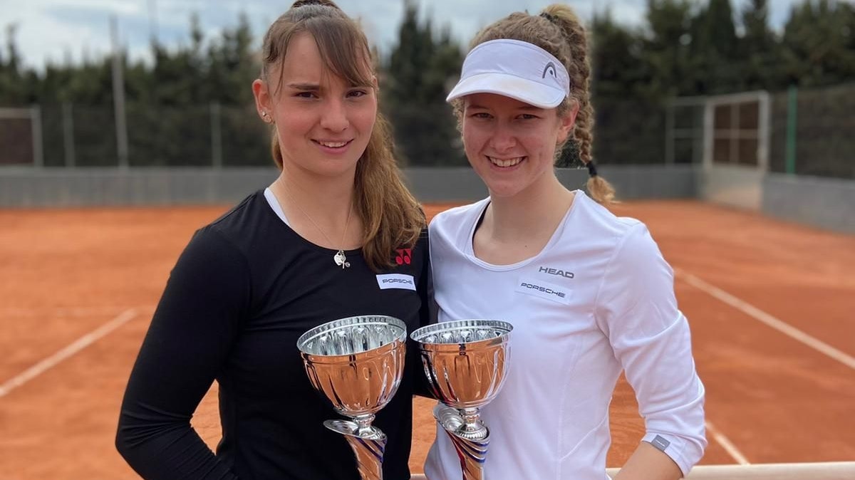 Glückliches Duo: Julia Middendorf (rechts) und Mara Guth nach ihrem Doppelerfolg. Foto: ITF