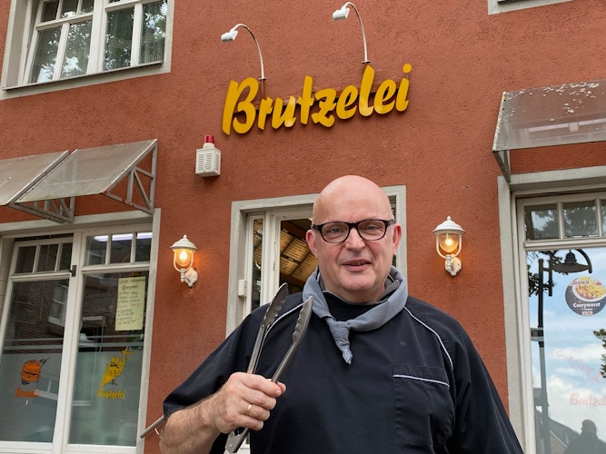 Ulf-Peter Helmstedt würde sich wünschen, dass jemand, wie er einst, die Brutzelei weiterführt.