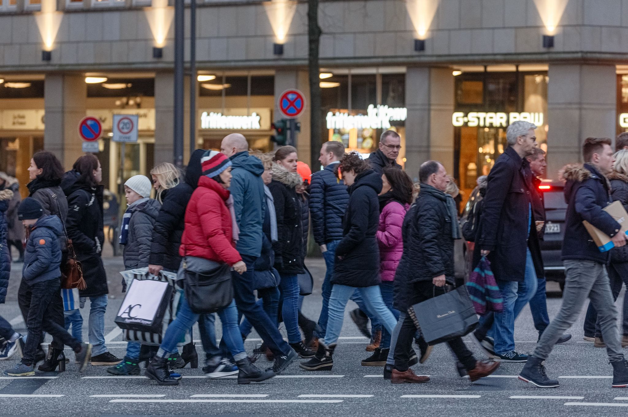 Auf zum Shopping: Mit weiteren verkaufsoffenen Sonntagen&nbsp; will Niedersachsen mehr Menschen zum Einkaufen in den Innenstädten bewegen. Foto: dpa&nbsp;