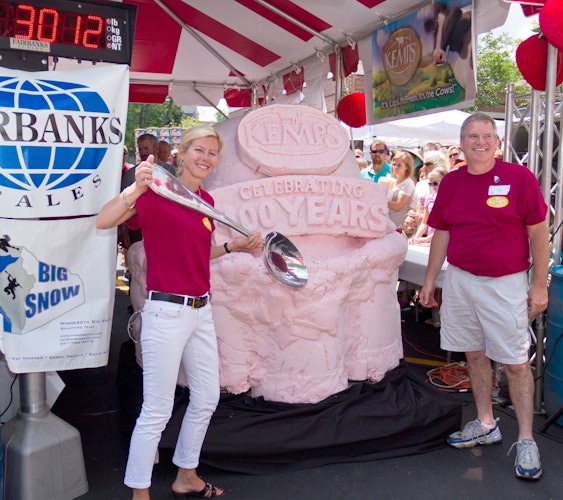 Die 1,67 Meter hohe, 1,88 Meter breite,  1365 Kilogramm schwere Erdbeer-Eiskugel beim «Cedarburg Strawberry Festival» in Wisconsin.