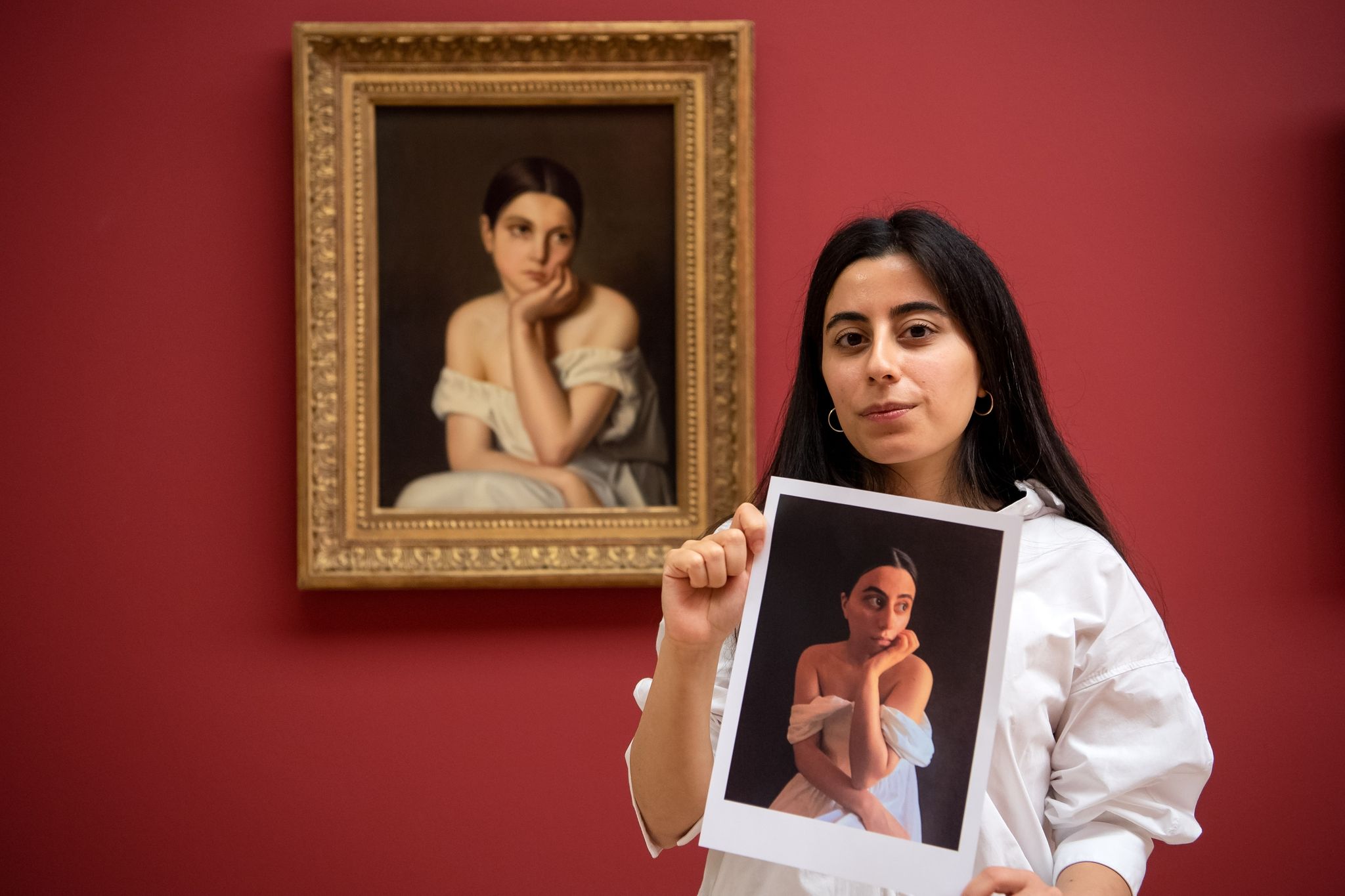 Selvinaz Özdemir mit einem Foto ihrer Interpretation von "Junges Mädchen (Melancholie)" von Théodore Chassériau. Foto: Sina Schuldt/dpa