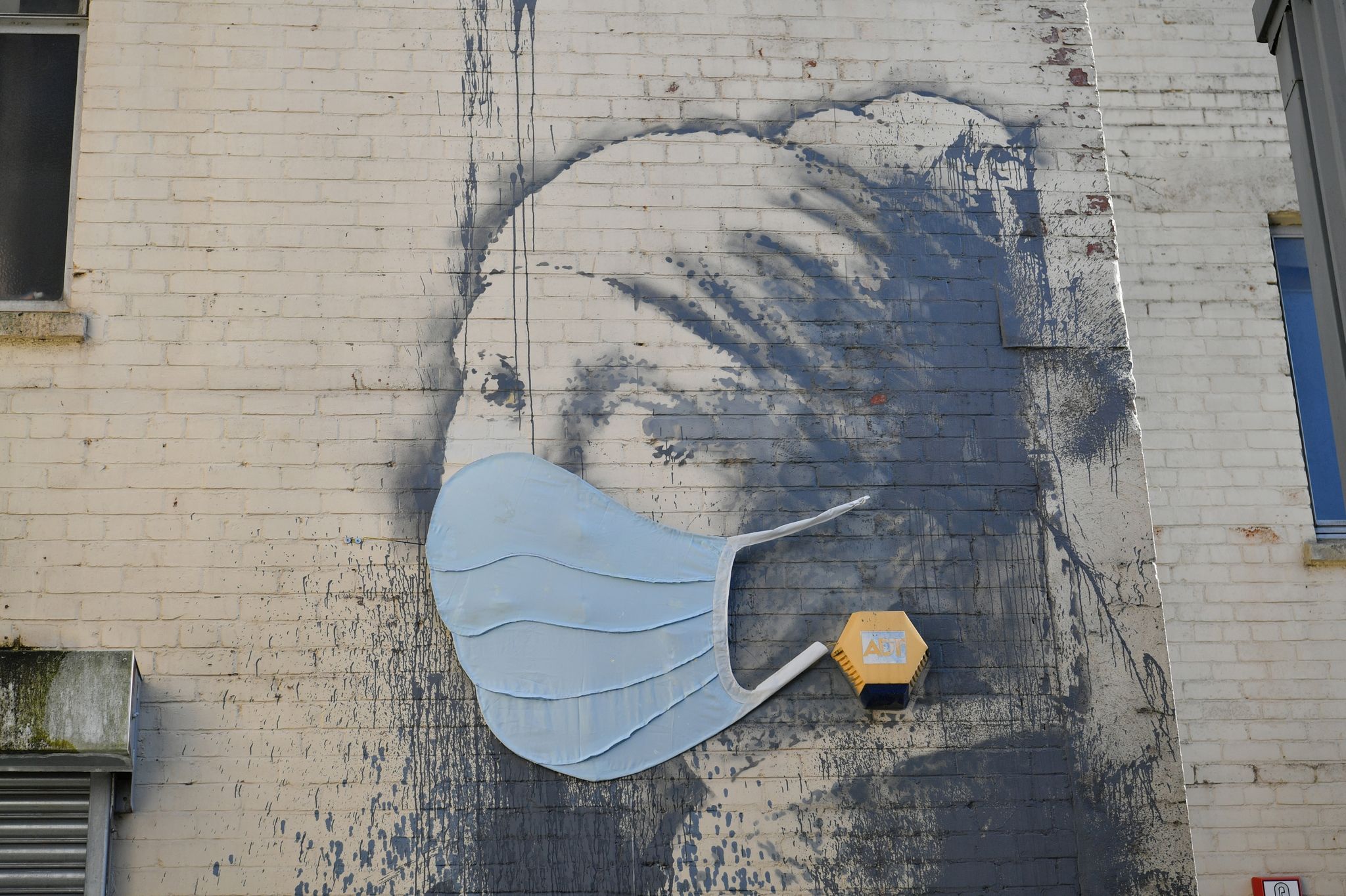 Das Wandgemälde "Das Mädchen mit dem Perlenohrring" in Bristol, das von Banksy stammen soll, hatte als Reaktion auf die Coronavirus-Pandemie erst vor Kurzem eine Gesichtsmaske bekommen. Foto: dpa/Ben Birchall/PA Wire