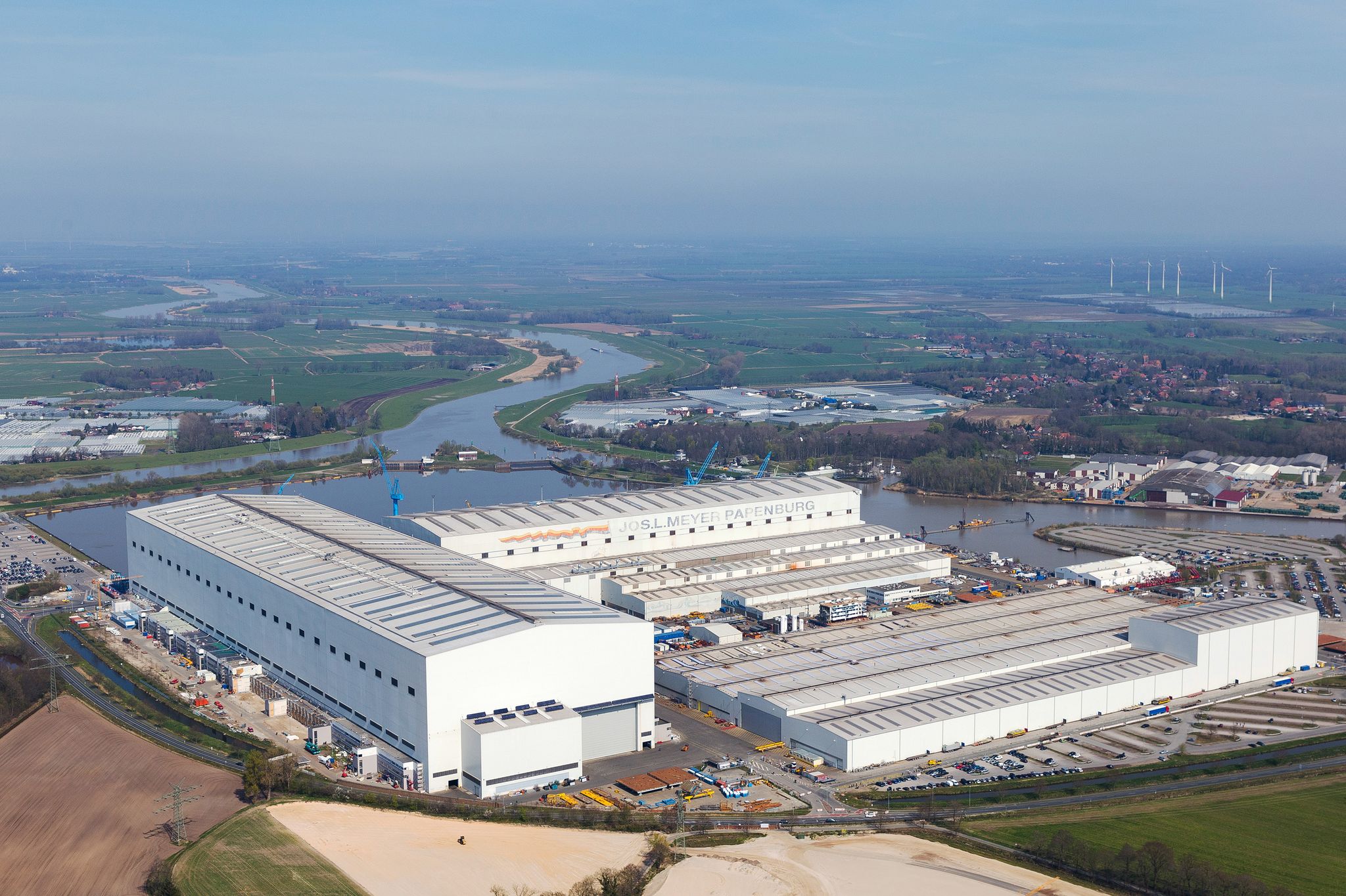 Blick auf die Produktionsstätte der Meyer-Werft. Foto: Tobias Bruns / dpa