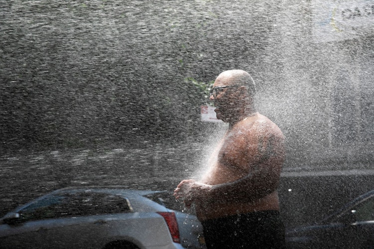 Besser keine eiskalte Dusche: Denn der Körper fährt dann die Temperatur hoch., was kontraproduktiv ist. Foto: dpa