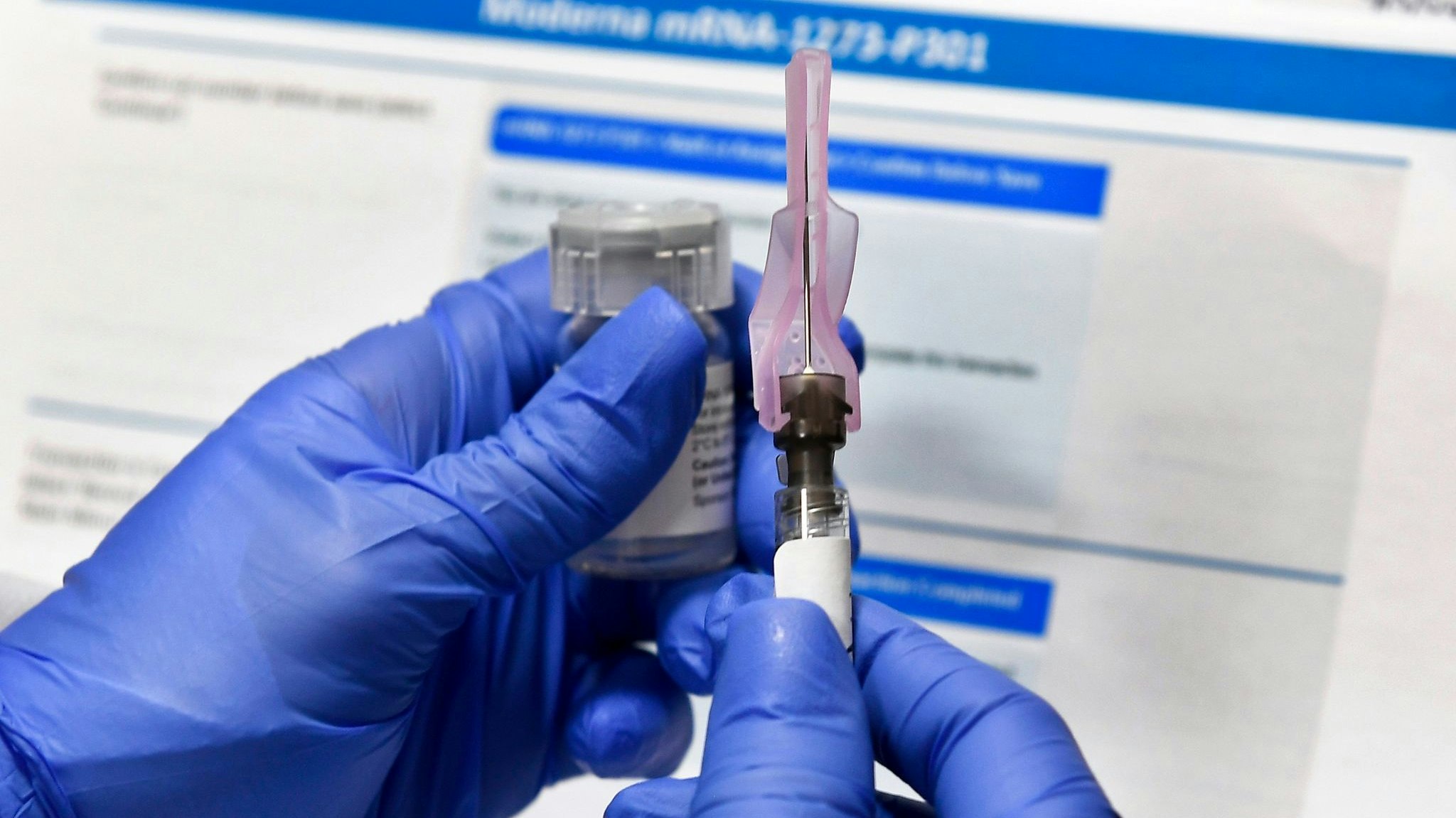 Eine Krankenschwester bereitet eine Spritze mit einem potenziellen Impfstoff der US-Biotech-Firma Moderna gegen Covid-19 vor. Foto: dpa/Pennink/AP