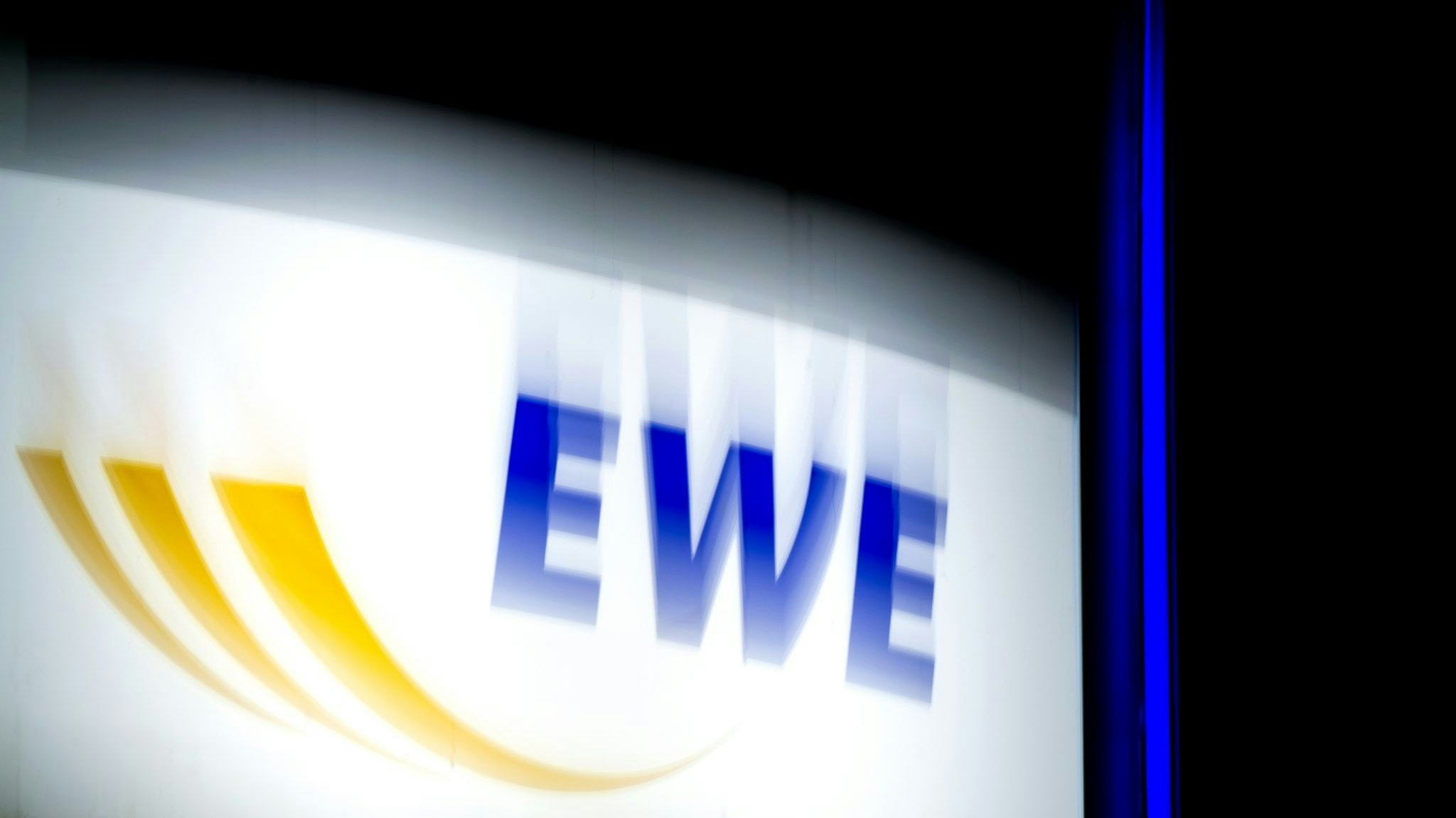 Das Logo des Energieversorgers EWE. Foto: dpa/Dittrich