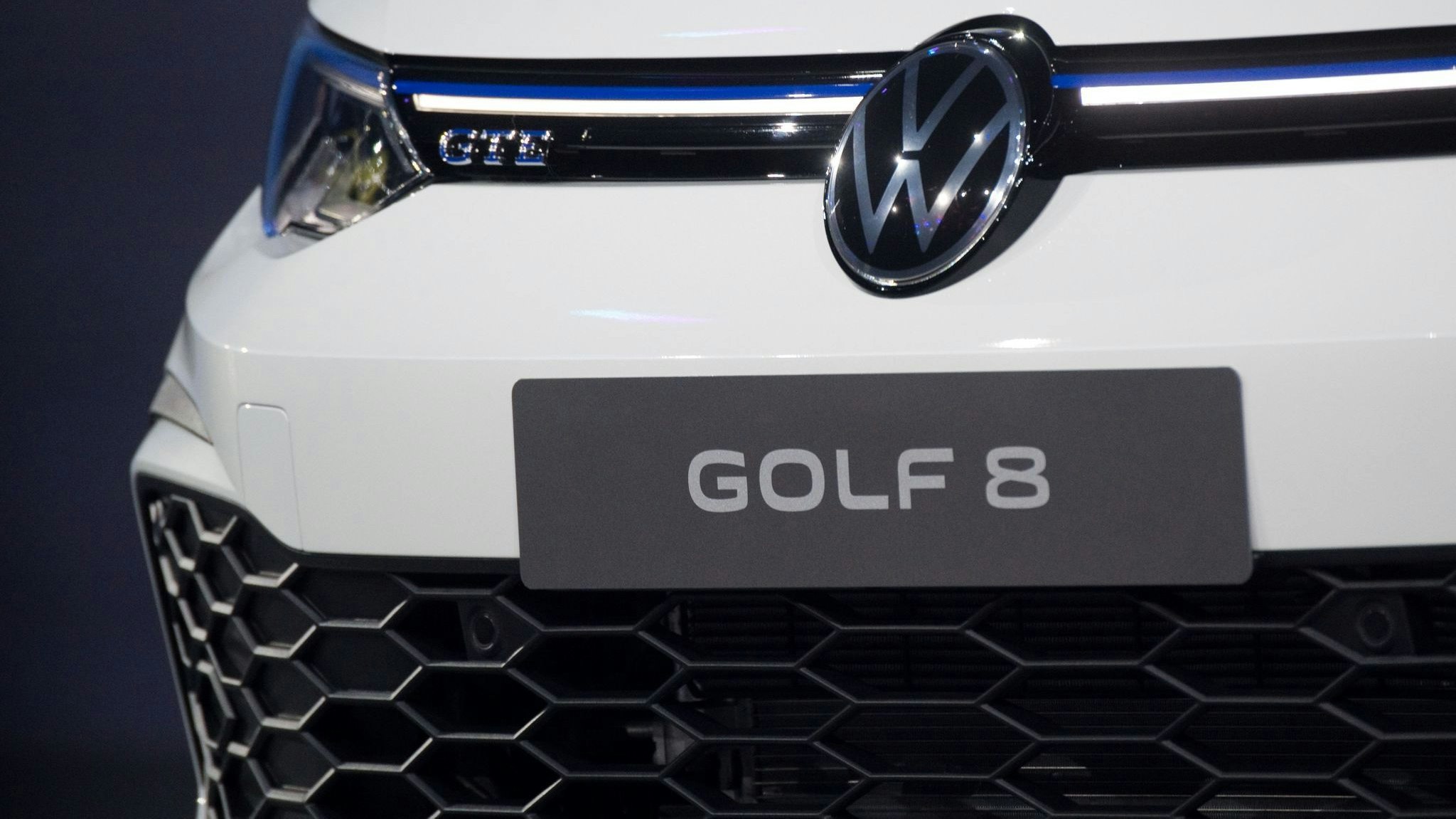 Volkswagen will bei rund 56.000 Exemplaren des Golf 8 Software-Probleme mit einem Update beheben. Foto: dpa/Stratenschulte