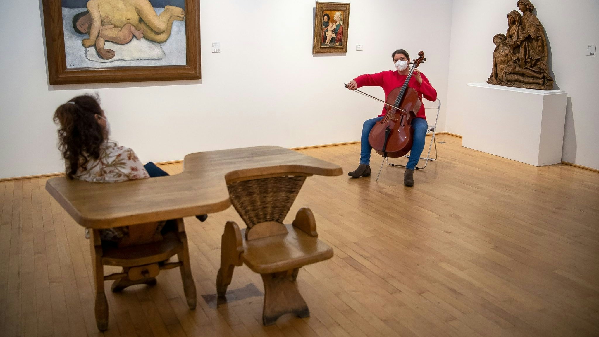Hanna Weber, Musikerin bei den Bremer Philharmonikern, spielt Cello im Paula Modersohn-Becker Museum. Foto: Sina Schuldt / dpa