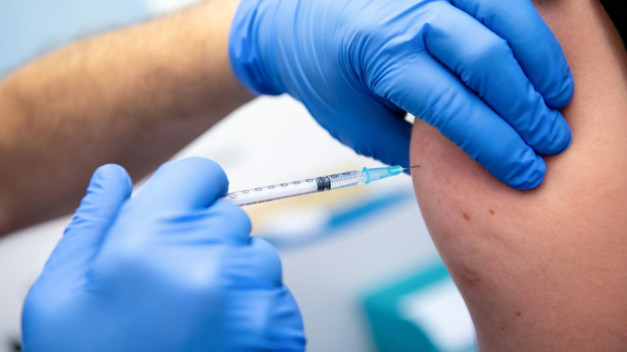 Früher geimpft: Ärzte, Lehrer und Erzieher sollen das Vakzin schneller verabreicht bekommen. Foto: dpa/Hoppe