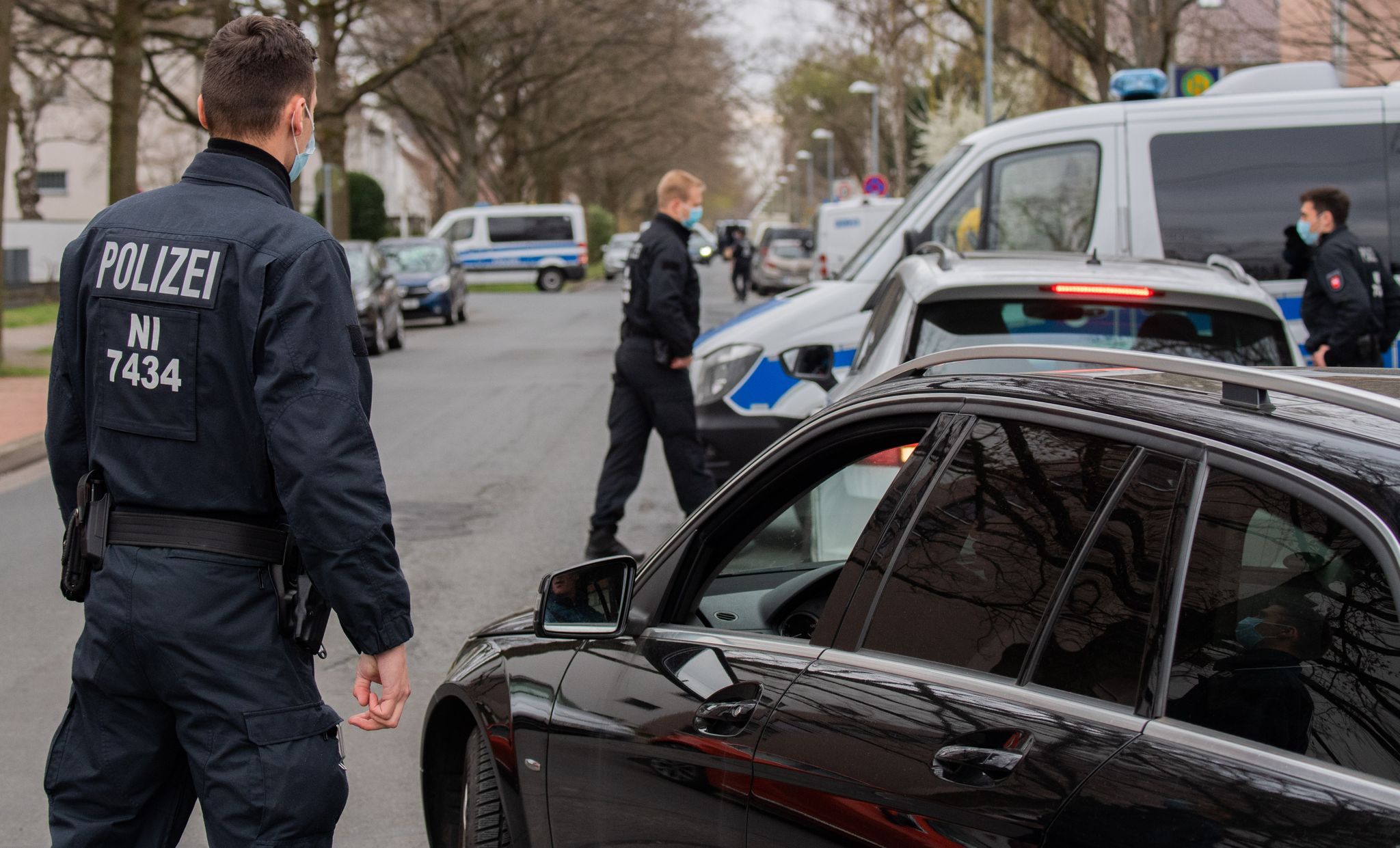 Polizisten kontrollieren ein Wohngebiet, in dem Niedersachsens Ministerpräsident Weil wohnt. Foto: Julian Stratenschulte / dpa