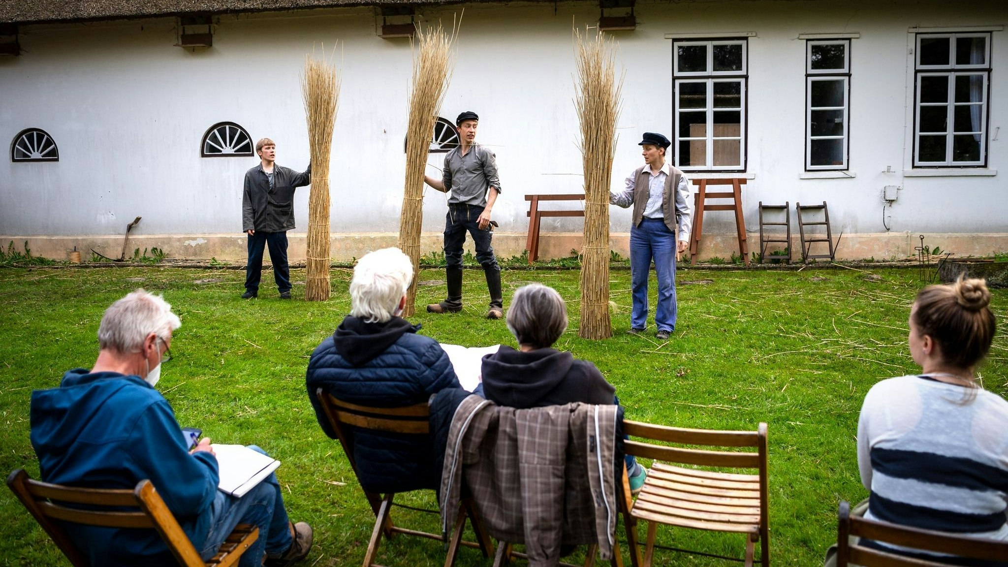 Die Theatergruppe «Das Letzte Kleinod» probt im Museumsgarten des Allmers-Hauses in Rechtenfleth.&nbsp; Foto: Sina Schuldt / dpa<br>