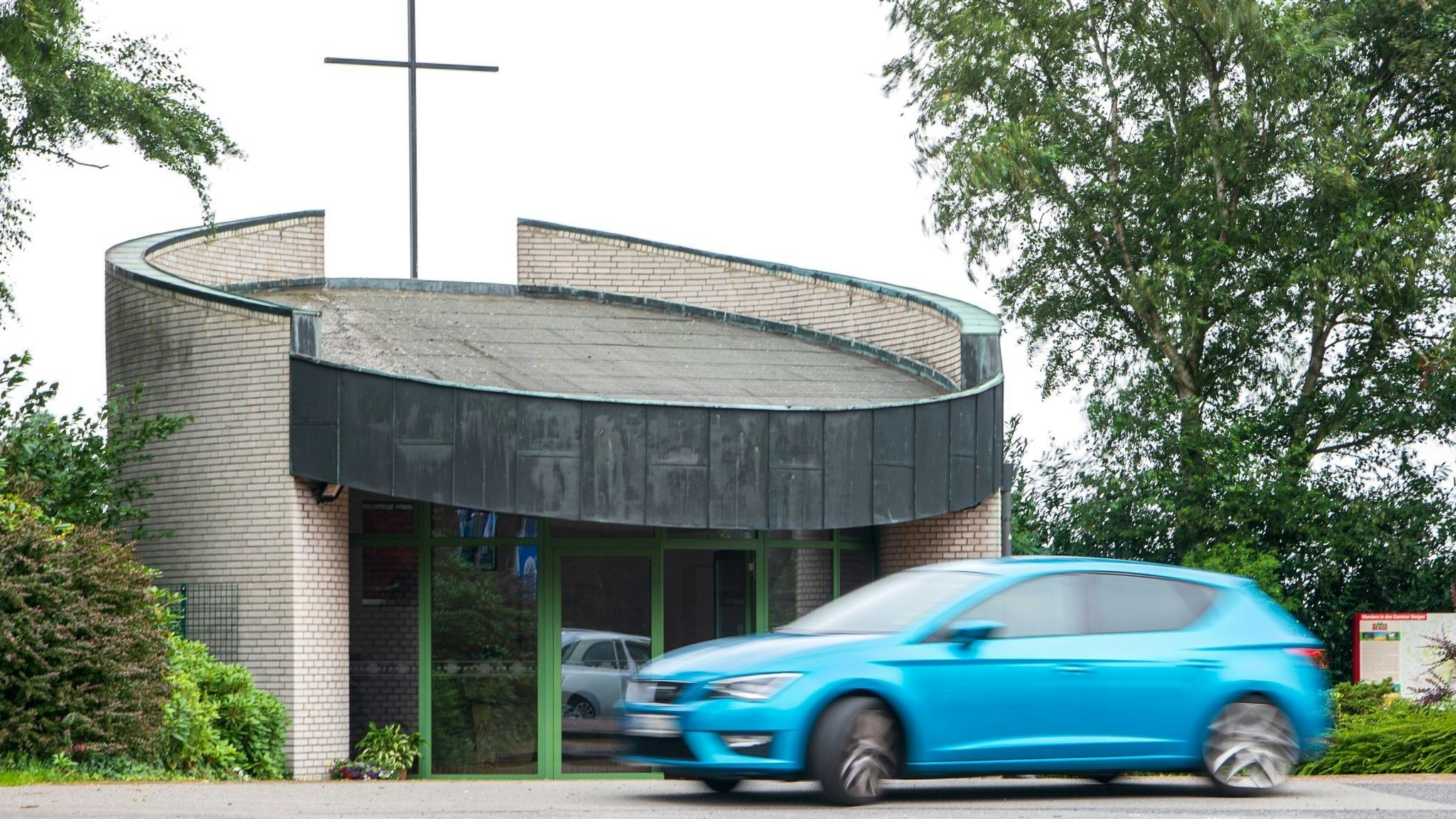 44 solcher Kirchen gibt es in Deutschland: Ein Auto fährt an der Autobahnkapelle Dammer Berge vorbei. Foto: dpa/Schuldt