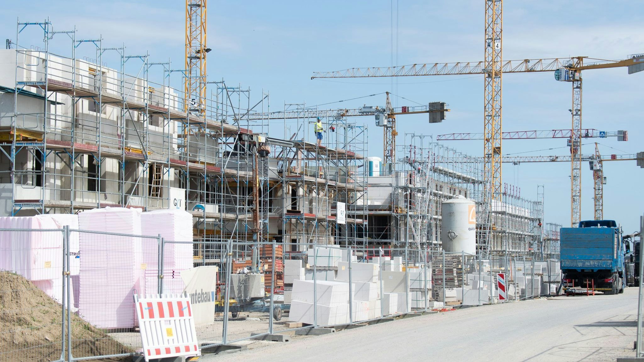 Knappe Rohstoffe: Viele Neubauten in Niedersachsen verzögern sich wegen Materialknappheit. Foto: dpa/Stratenschulte