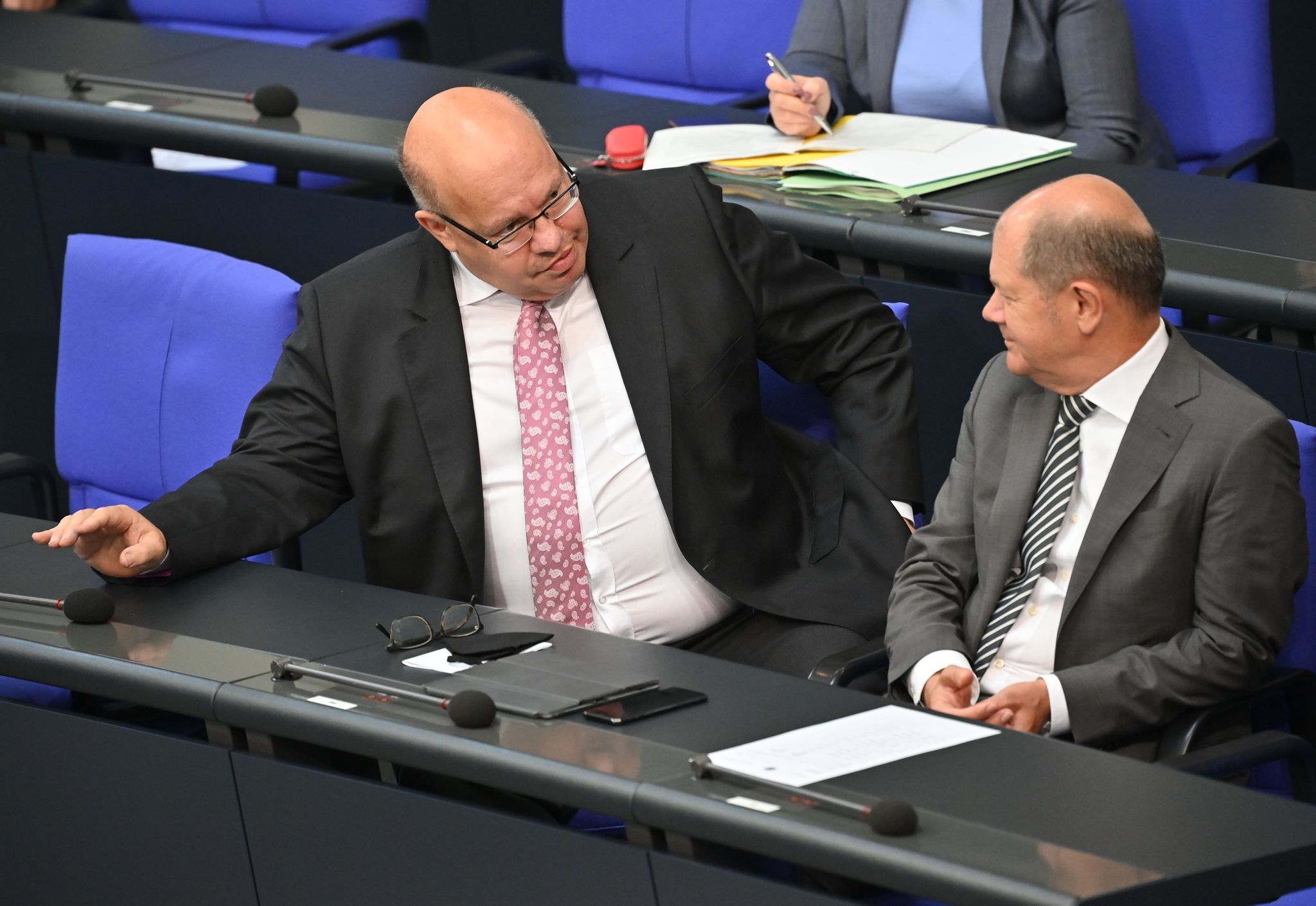 Bundeswirtschaftsminister Peter Altmaier (CDU, links) mit Bundesfinanzminister Olaf Scholz (SPD) im Deutschen Bundestag. Foto: dpa/Von Jutrczenka