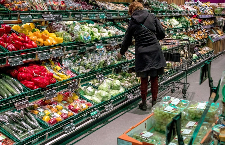 Gemüse statt Fleisch: Das könnte künftig auch den Geldbeutel schonen. Foto: dpaWoitas