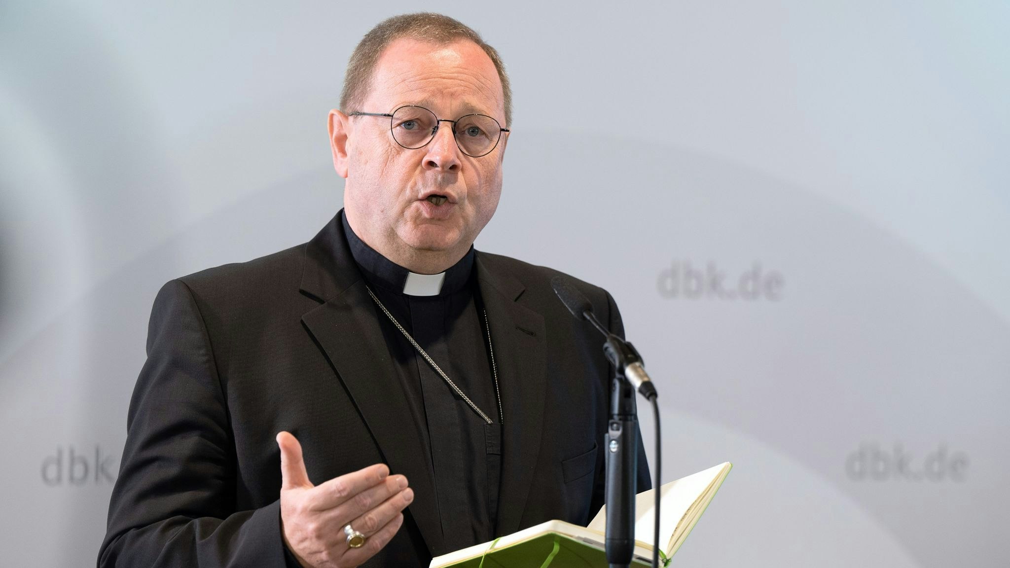 Georg Bätzing, Bischof von Limburg und Vorsitzender der Deutschen Bischofskonferenz. Foto: Sebastian Gollnow / dpa
