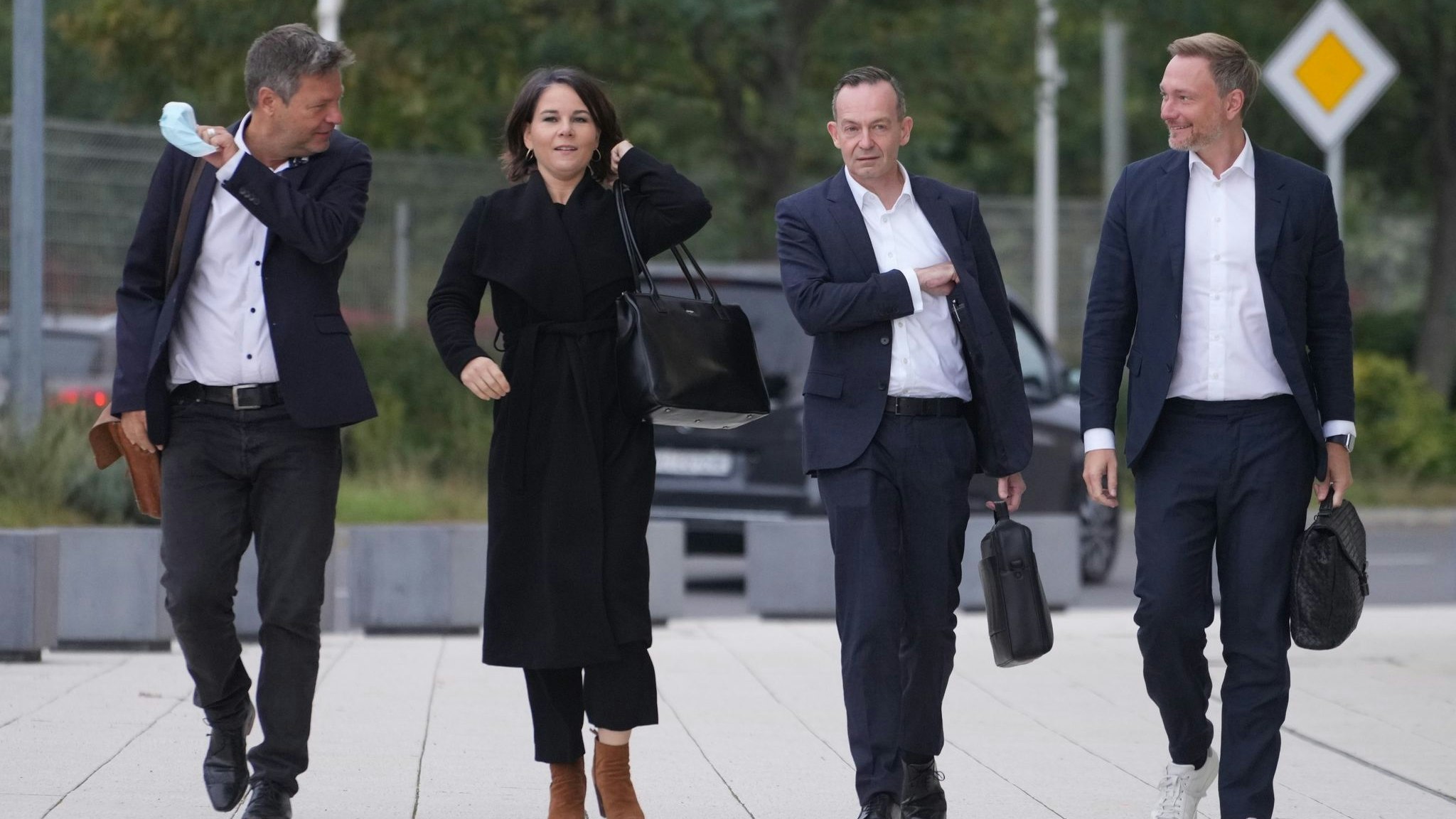 Die Bundesvorsitzenden der Grünen,Robert Habeck (links) und Annalena Baerbock, gemeinsam mit FDP-Generalsekretär Volker Wissing und FDP-Chef Christian Lindner. dpa/Nietfeld