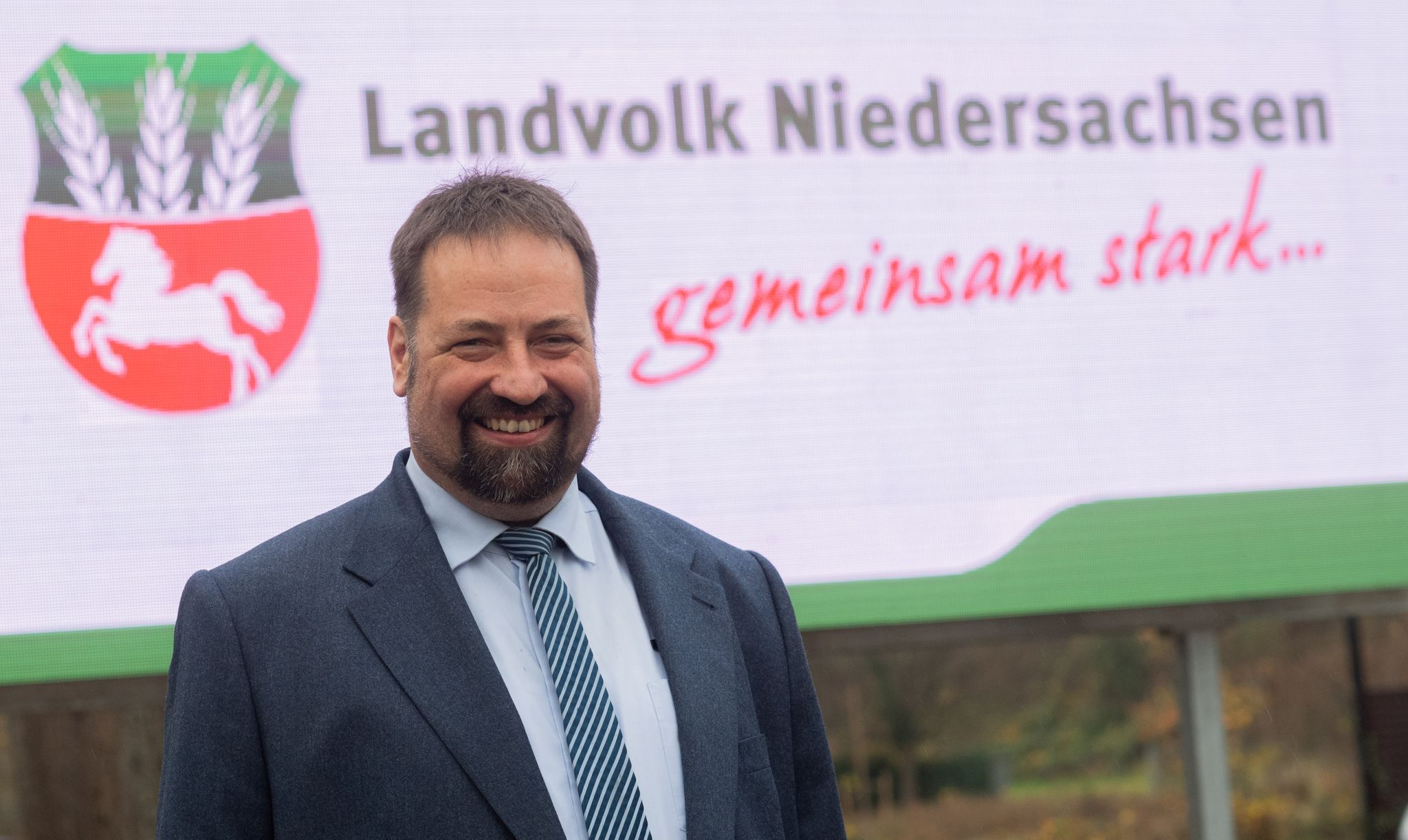 Holger Hennies steht vor der Mitgliederversammlung des Landvolk Niedersachsen. Foto:dpa/Stratenschulte