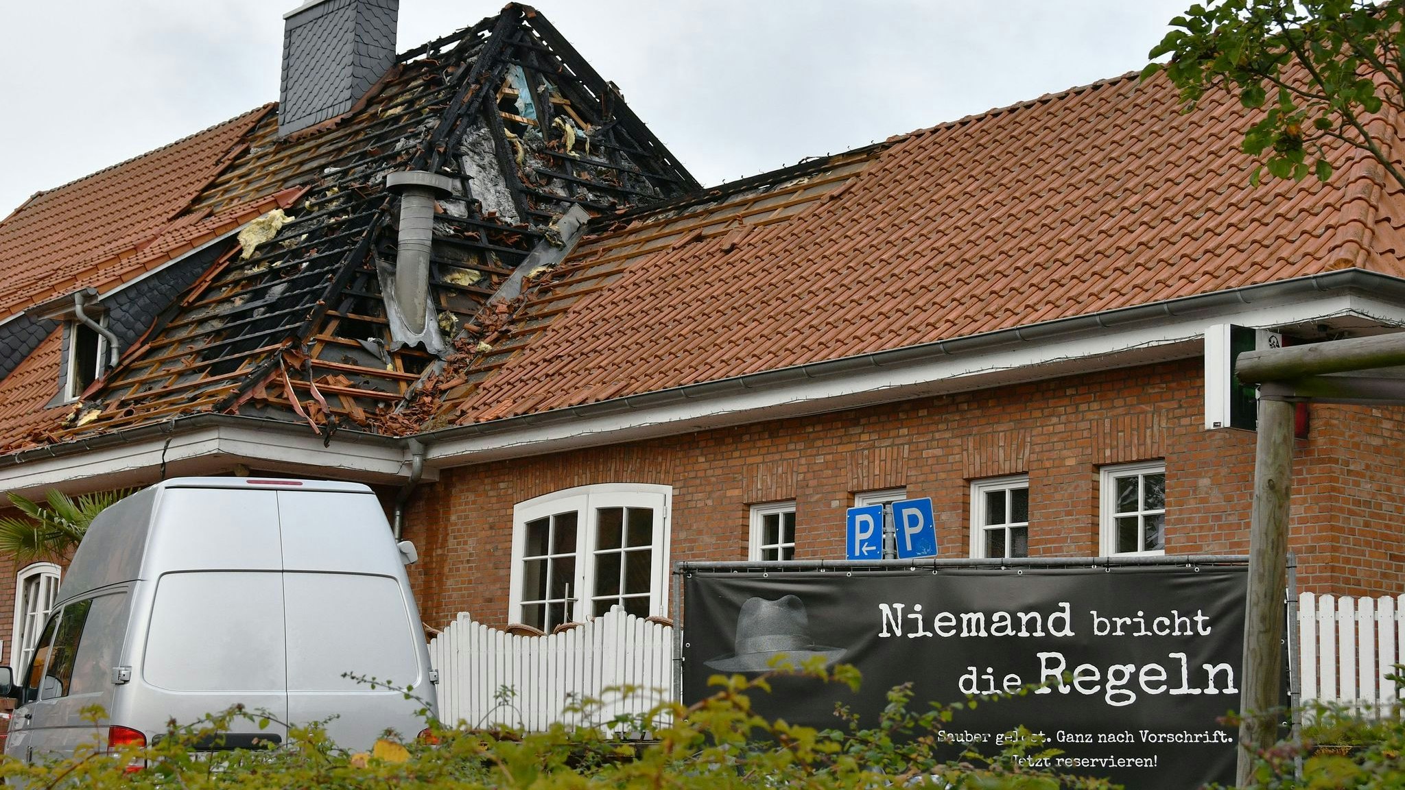 Anschlag in Ganderkesee: Die Polizei steht vor dem Restaurant, das durch Brandstiftung zerstört worden ist. Foto: dpa/NWZ/Konkel