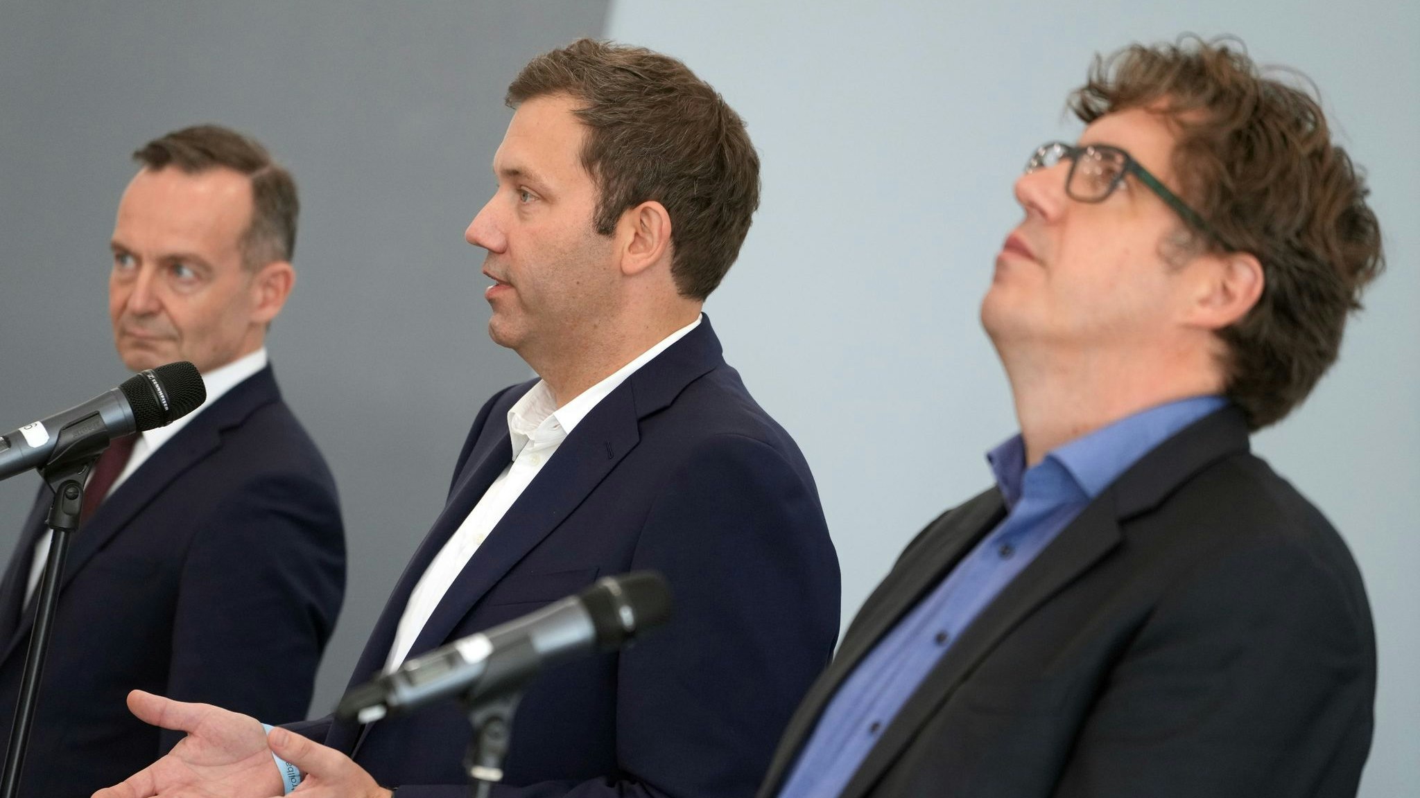 Volker Wissing (von links), FDP-Generalsekretär, Lars Klingbeil, SPD-Generalsekretär, und Michael Kellner, Bundesgeschäftsführer von Bündnis 90/Die Grünen. Foto: dpa/Nietfeld