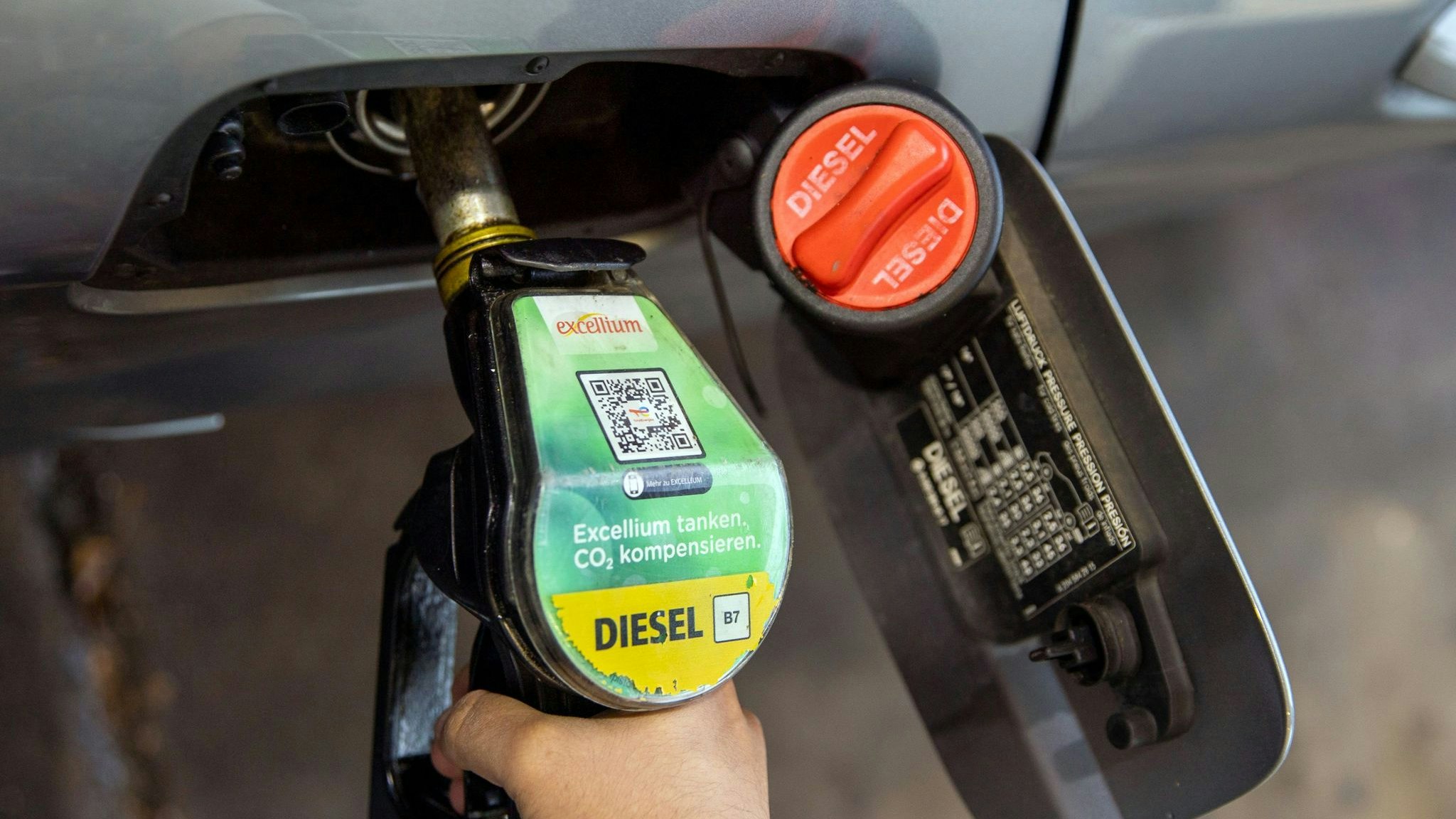 Autofahrer in Deutschland müssen für Diesel einen neuen Rekordpreis zahlen. Foto: dpa/Koall