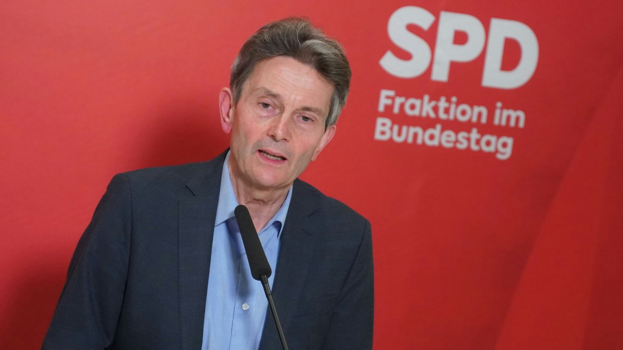 Vor Beginn der Koalitionsgespräche betont SPD-Politiker Rolf Mützenich: Die 3 Partner begegneten sich bei den inhaltlichen Diskussionen auf Augenhöhe – gleichwohl sei die SPD die stärkste Kraft. dpa/Carstensen