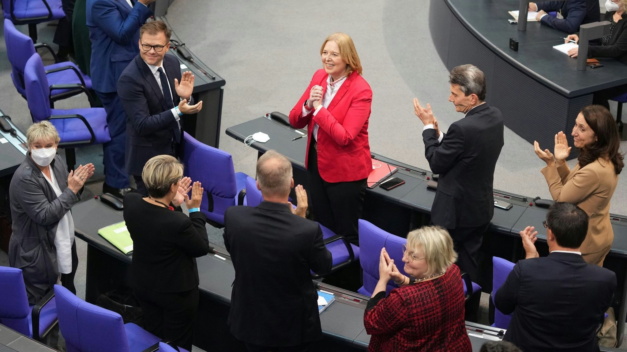 Bärbel Bas (m.) freut sich über ihre Wahl zur Bundestagspräsidentin. Foto: dpa/Nietfeld