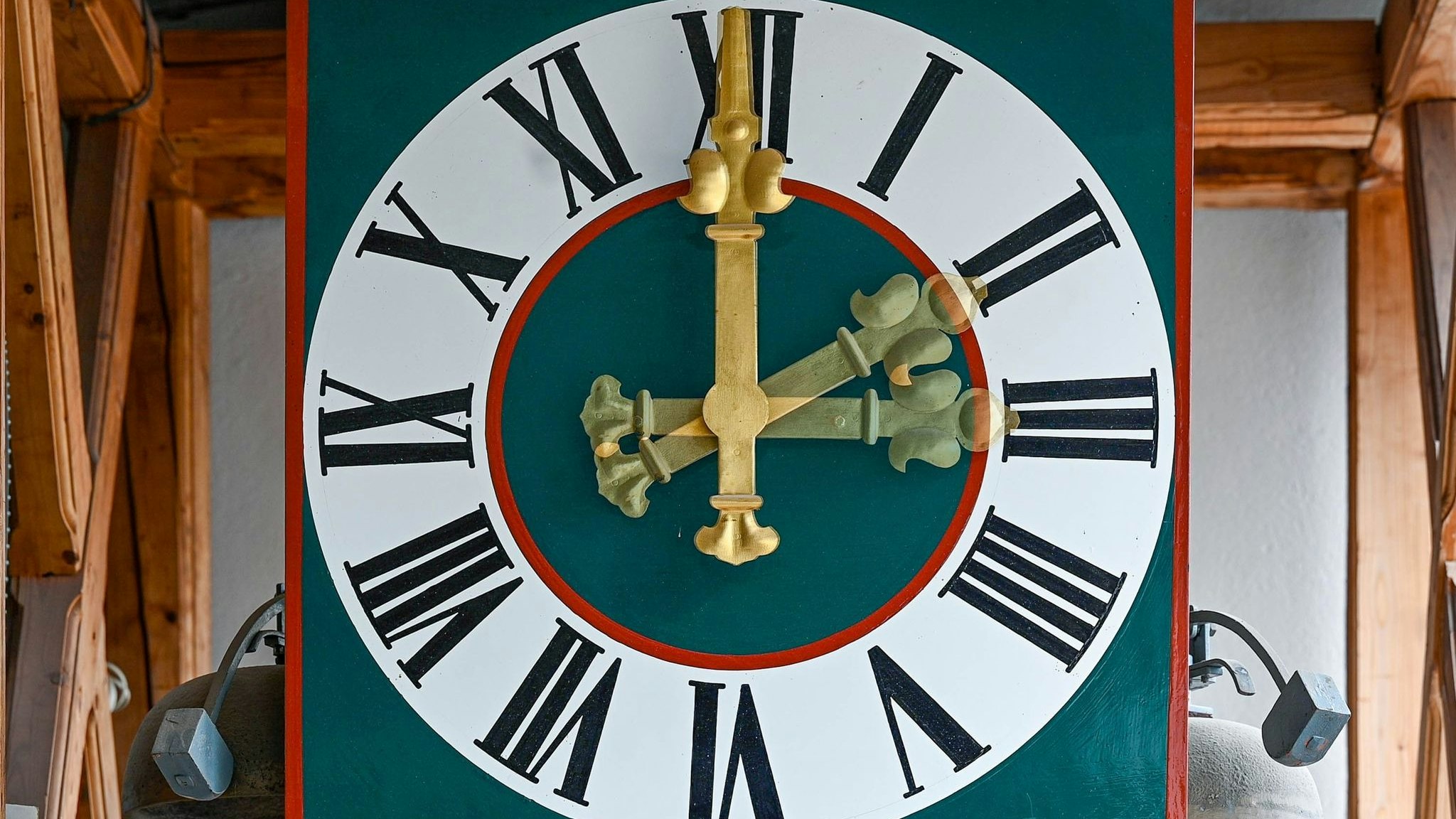 Am Sonntag wird die Uhr von drei auf zwei Uhr zurückgestellt. Foto: dpa/Weigel