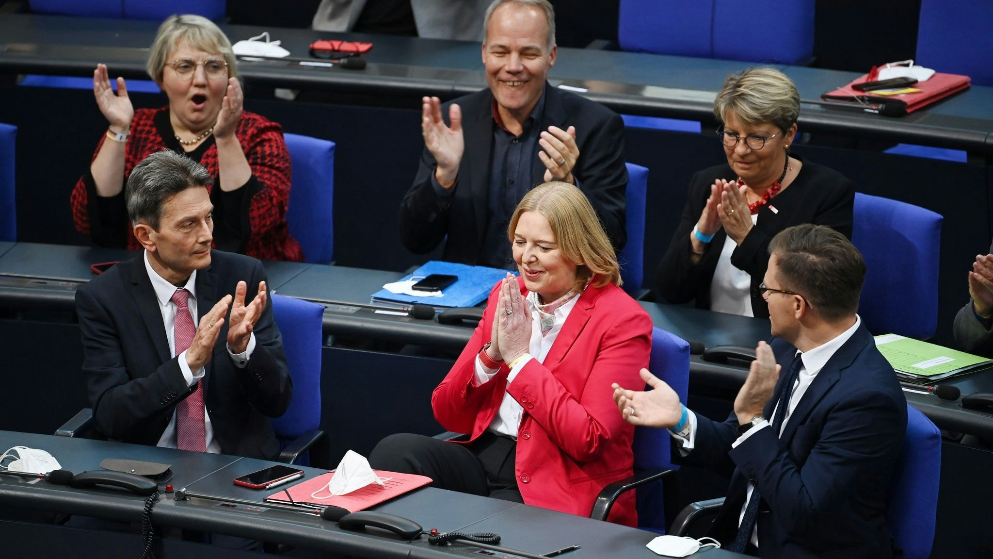 Bärbel Bas (SPD, M) freut sich über ihre Wahl zur Bundestagspräsidentin bei der konstituierenden Sitzung des neuen Bundestags. Foto: dpa/Pedersen